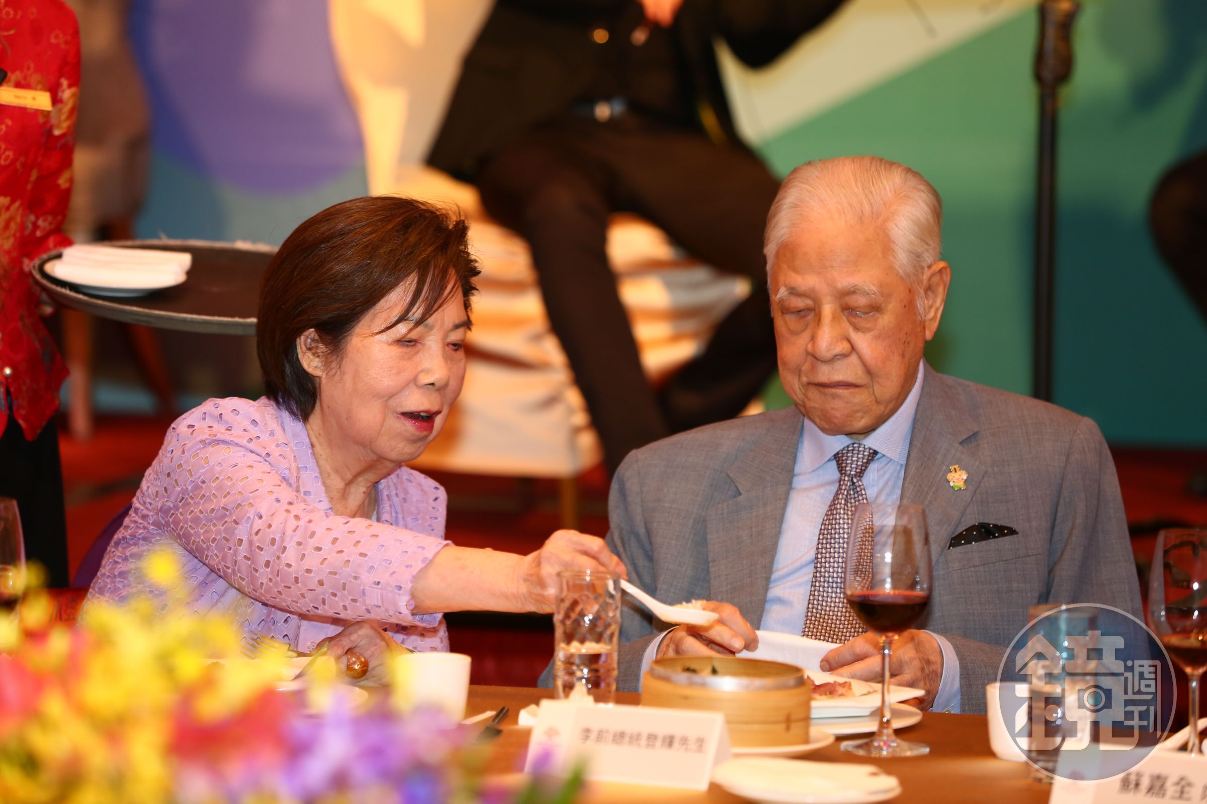 李前總統（右）逝世今滿一週年，夫人曾文惠（左）至今卻不時會問女兒有沒有去醫院看爸爸。（資料照）