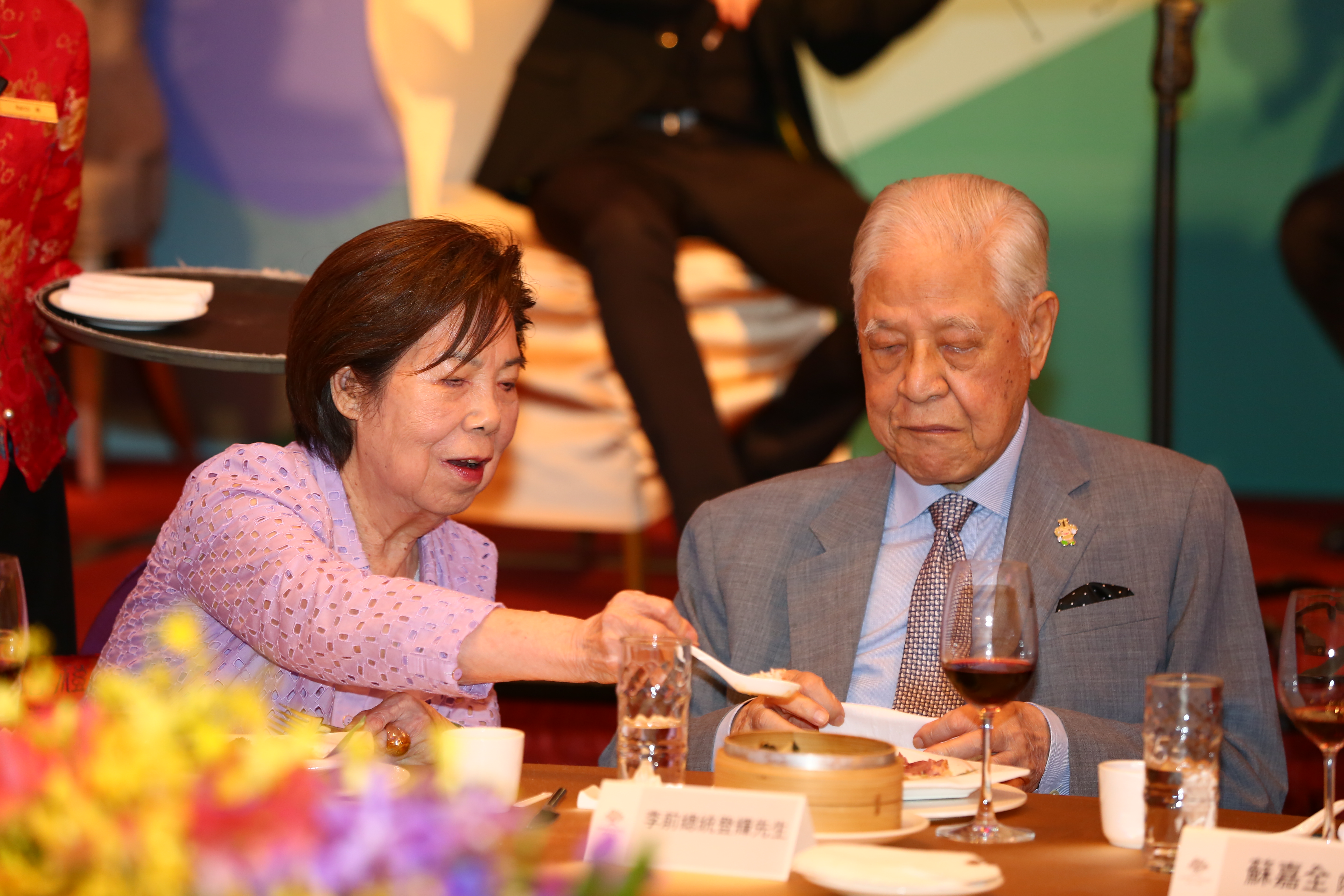 李前總統（右）逝世今滿一週年，夫人曾文惠（左）至今卻不時會問女兒有沒有去醫院看爸爸。（資料照）