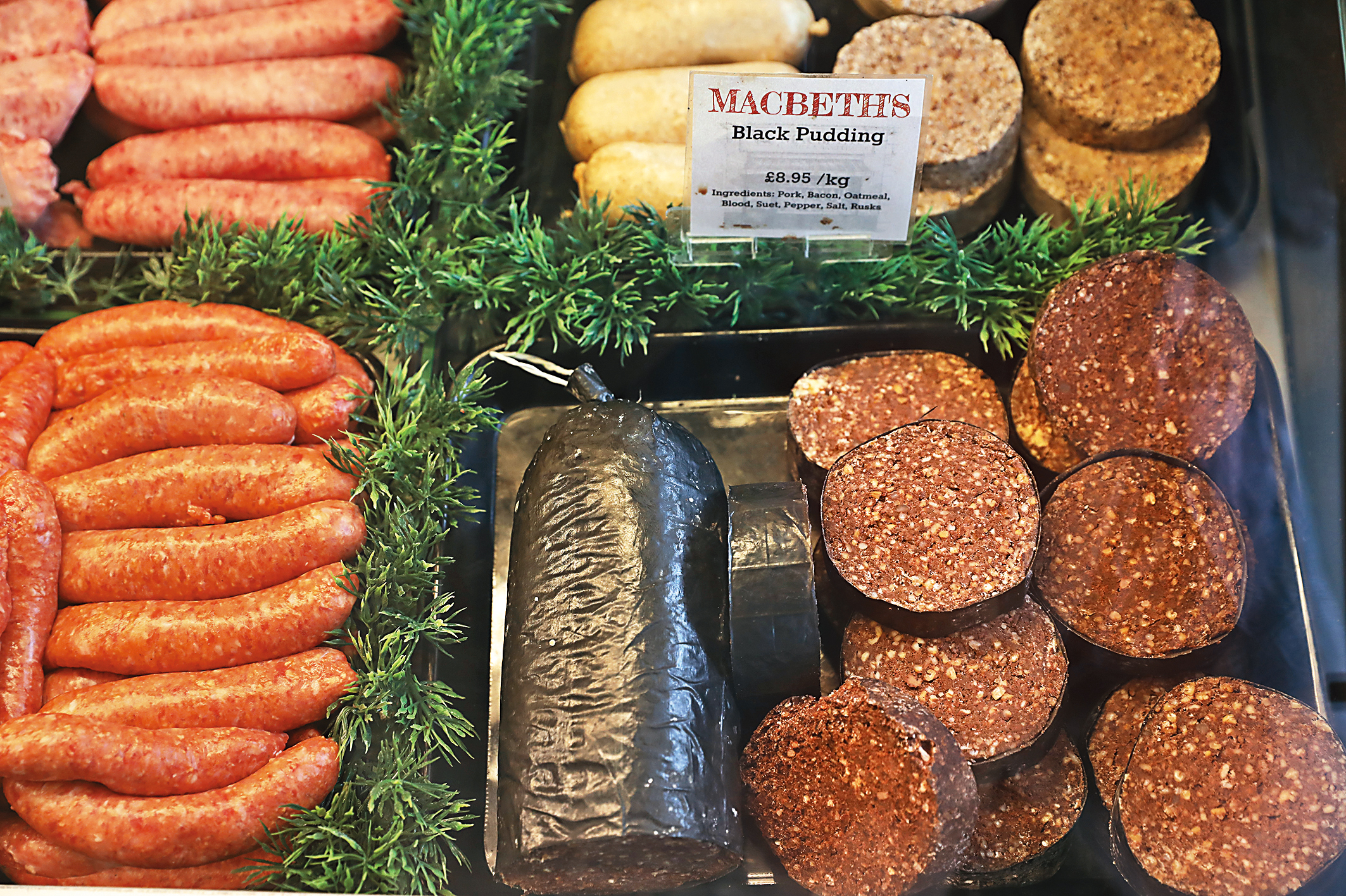 「Macbeth’s Tradition Scottish Butchery & Game Dealers」的招牌是蘇格蘭人最愛的「羊雜布丁（Haggis）」與「黑布丁」。