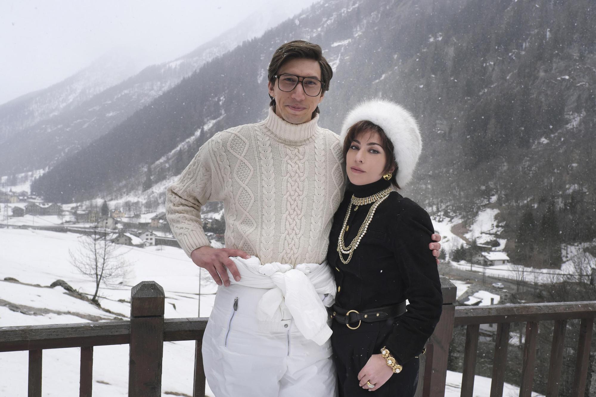 女神卡卡(右)與亞當崔佛(左)演出《Gucci:豪門謀殺案》,把Gucci家族第3代的接班鬥爭搬上大銀幕。(UIP提供)