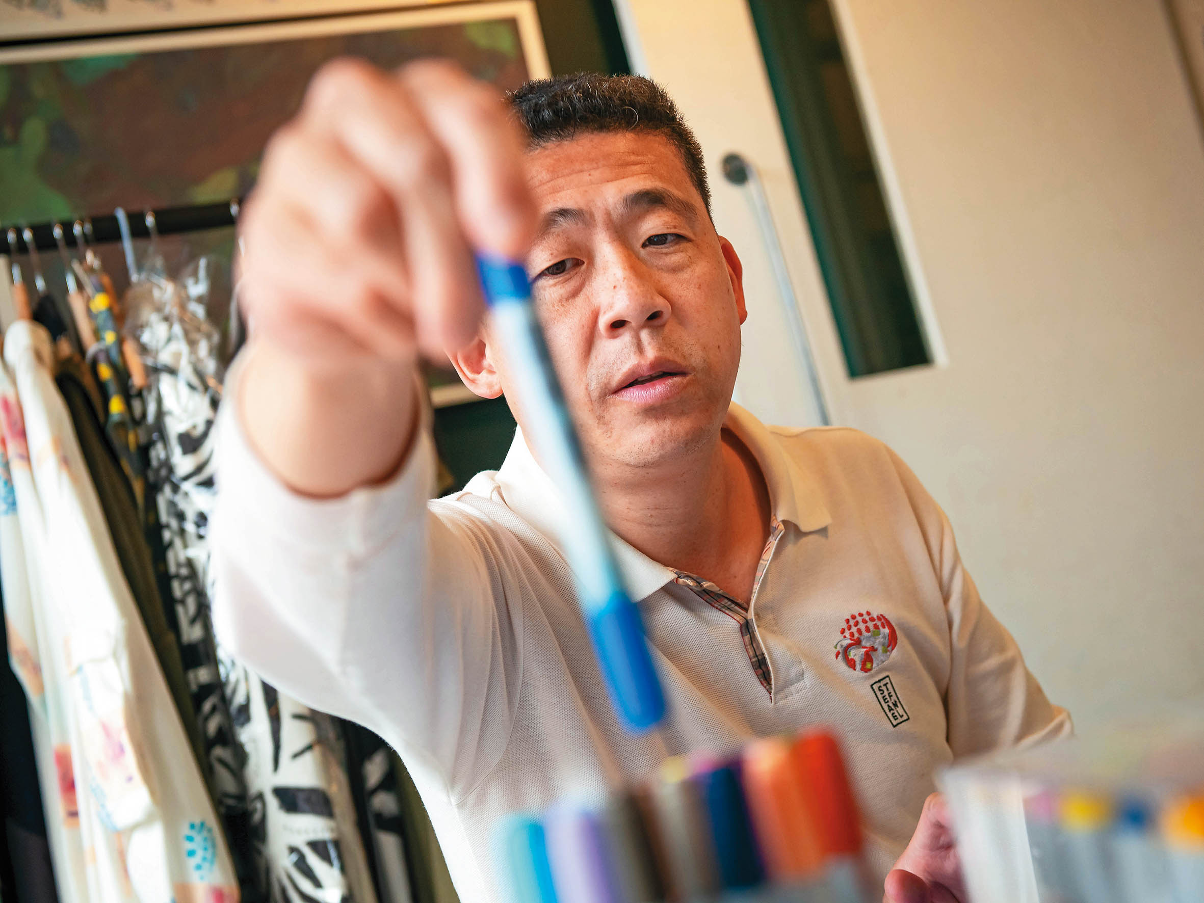 現年45歲的陳樹緯充滿赤子之心，常一邊畫畫、一邊唱歌。（我們之間提供，沈昭良攝影）