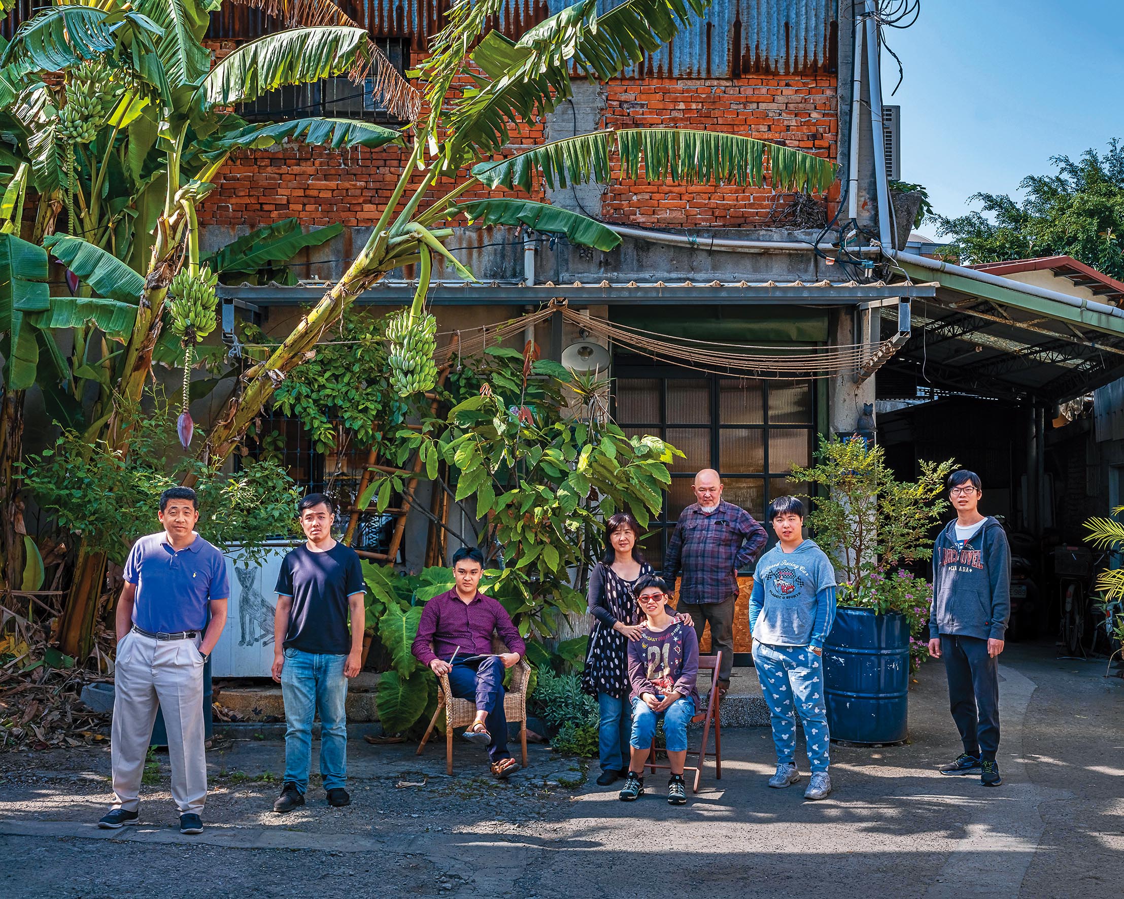 導演林正盛（右三）與妻子韓淑華（左四）奔走籌設多寶藝術學堂，讓自閉兒學員們可以持續發揮創作才能、自力更生。（我們之間提供，沈昭良攝影）