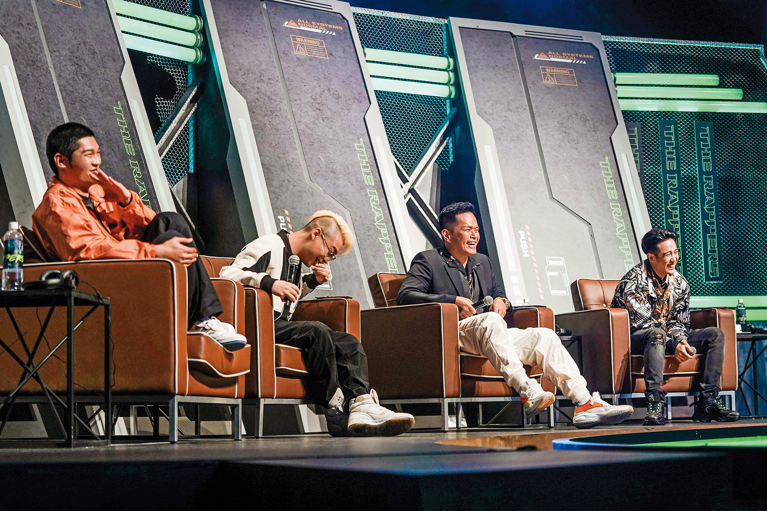 節目邀請Leo王（左起）、剃刀蔣、大支、熊仔擔任導師，提供專業及具說服力的講評。（三立提供）