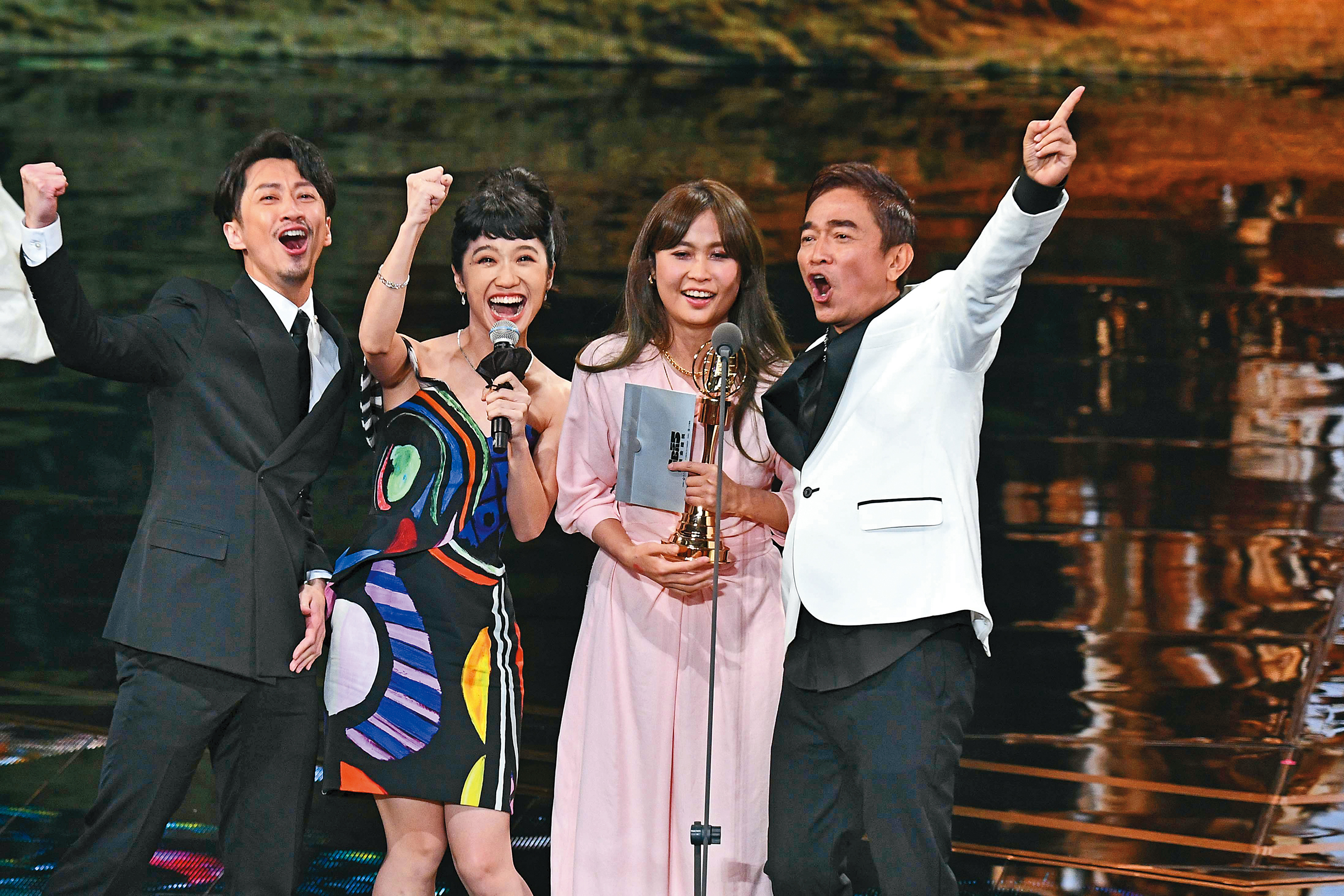 潘筱晴（右二）去年以《綜藝大熱門》獲金鐘獎，今年她帶領團隊製作嘻哈節目亦獲好評。右一為吳宗憲、左一為陳漢典、左二為黃路梓茵。（三立提供）