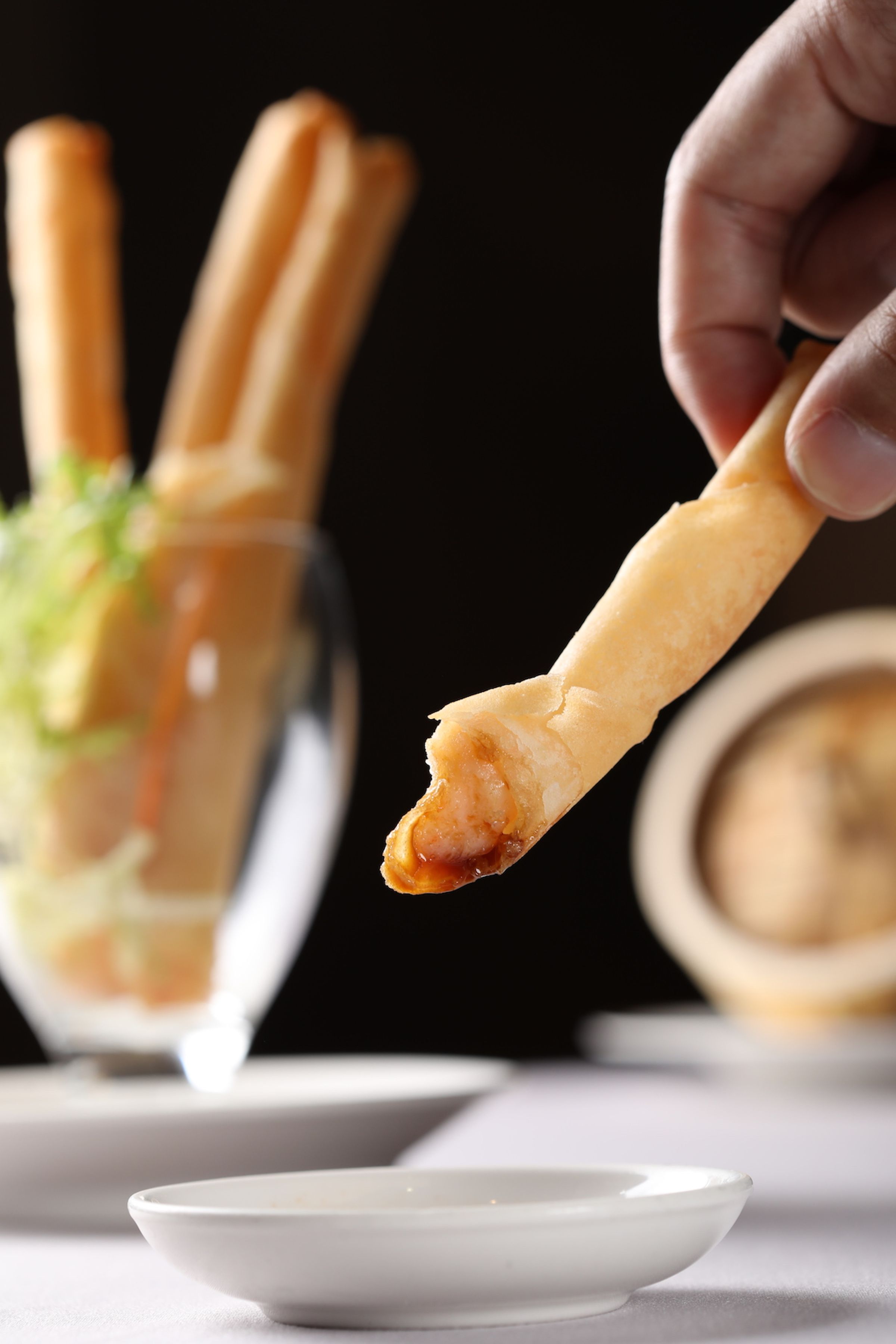 除了片皮鴨，世貿名人坊的港點也不容錯過，「金銀蒜長春卷」外皮酥香、蝦肉Q彈超涮嘴。（198元／6支）