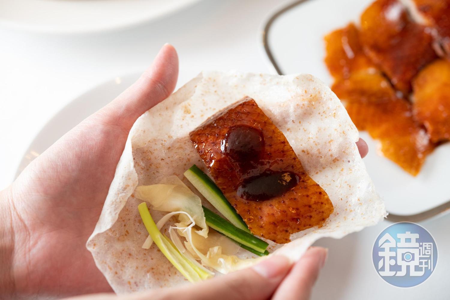 「九華樓」的「麥餅片皮鴨」鴨皮酥脆馨香，配上醃薑和黃瓜相當解膩。（4人分享餐菜色）