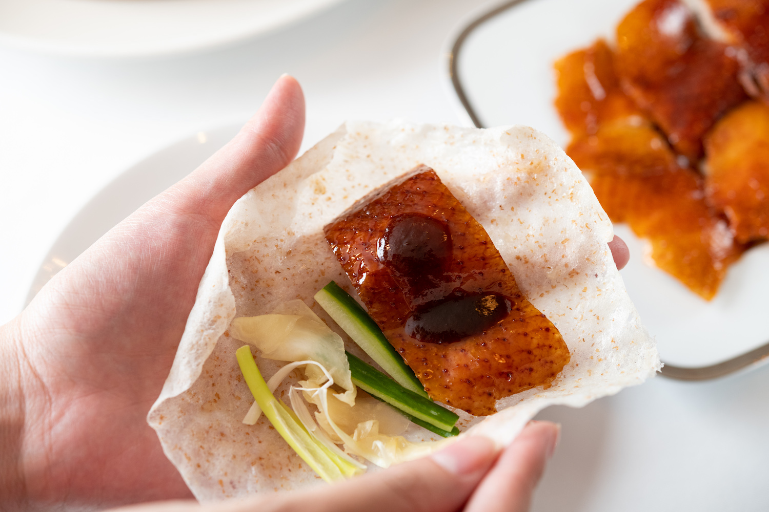 「九華樓」的「麥餅片皮鴨」鴨皮酥脆馨香，配上醃薑和黃瓜相當解膩。（4人分享餐菜色）