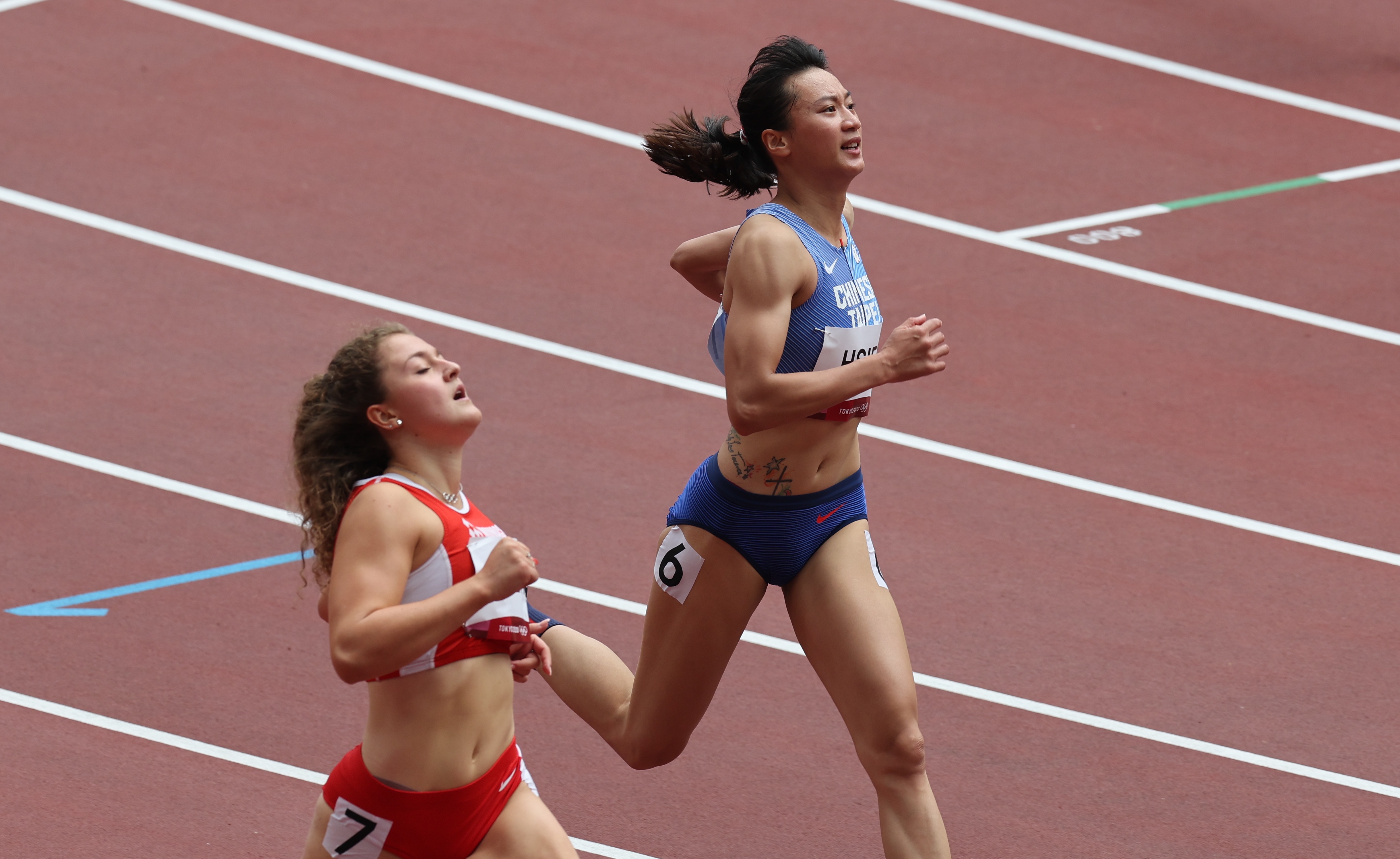 謝喜恩（右）今在女子100公尺分組資格賽中，跑出12分49秒的成績。（體育署提供）