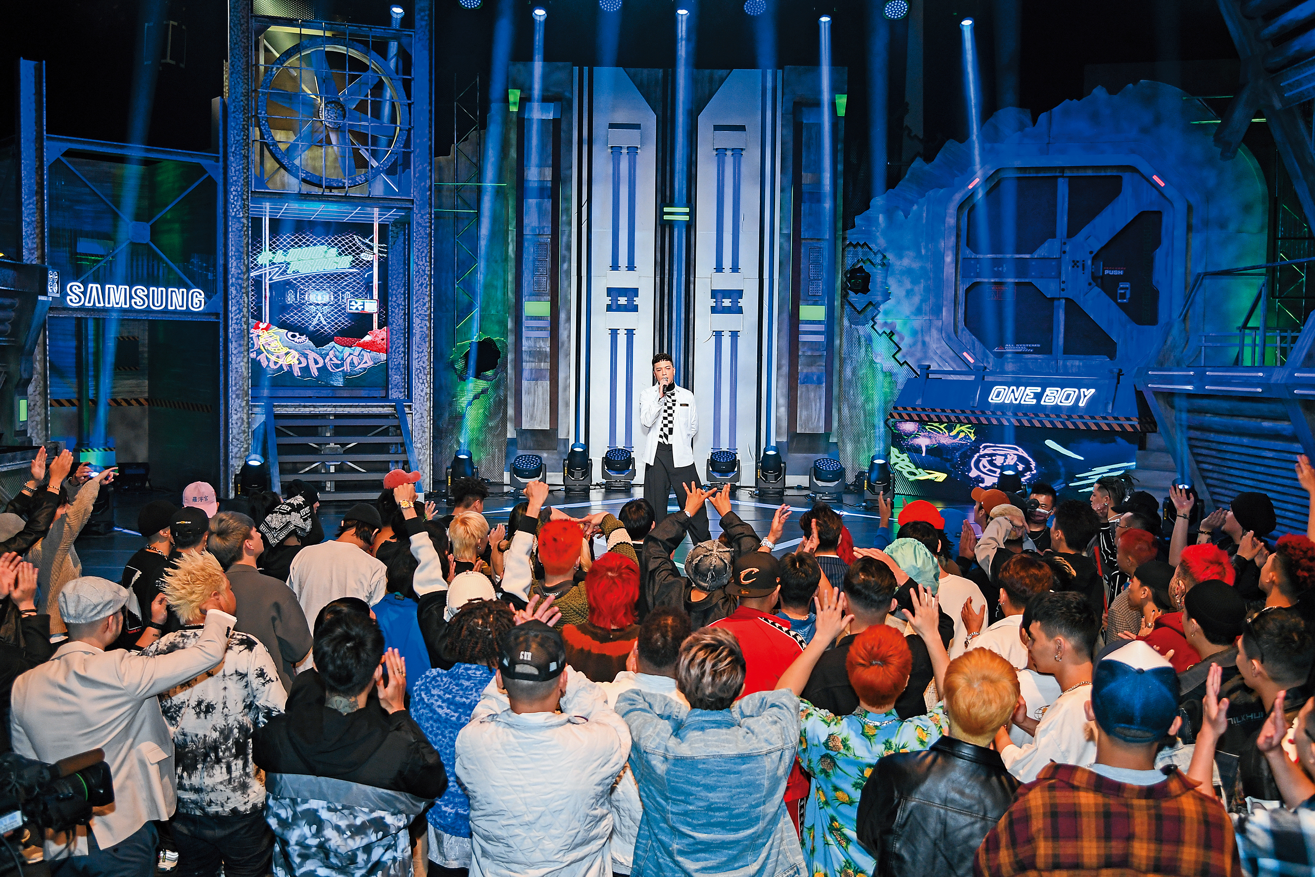 《大嘻哈時代》競爭激烈,主持人J.Sheon開場講解賽制規則,底下參賽者反應熱烈。(三立提供)