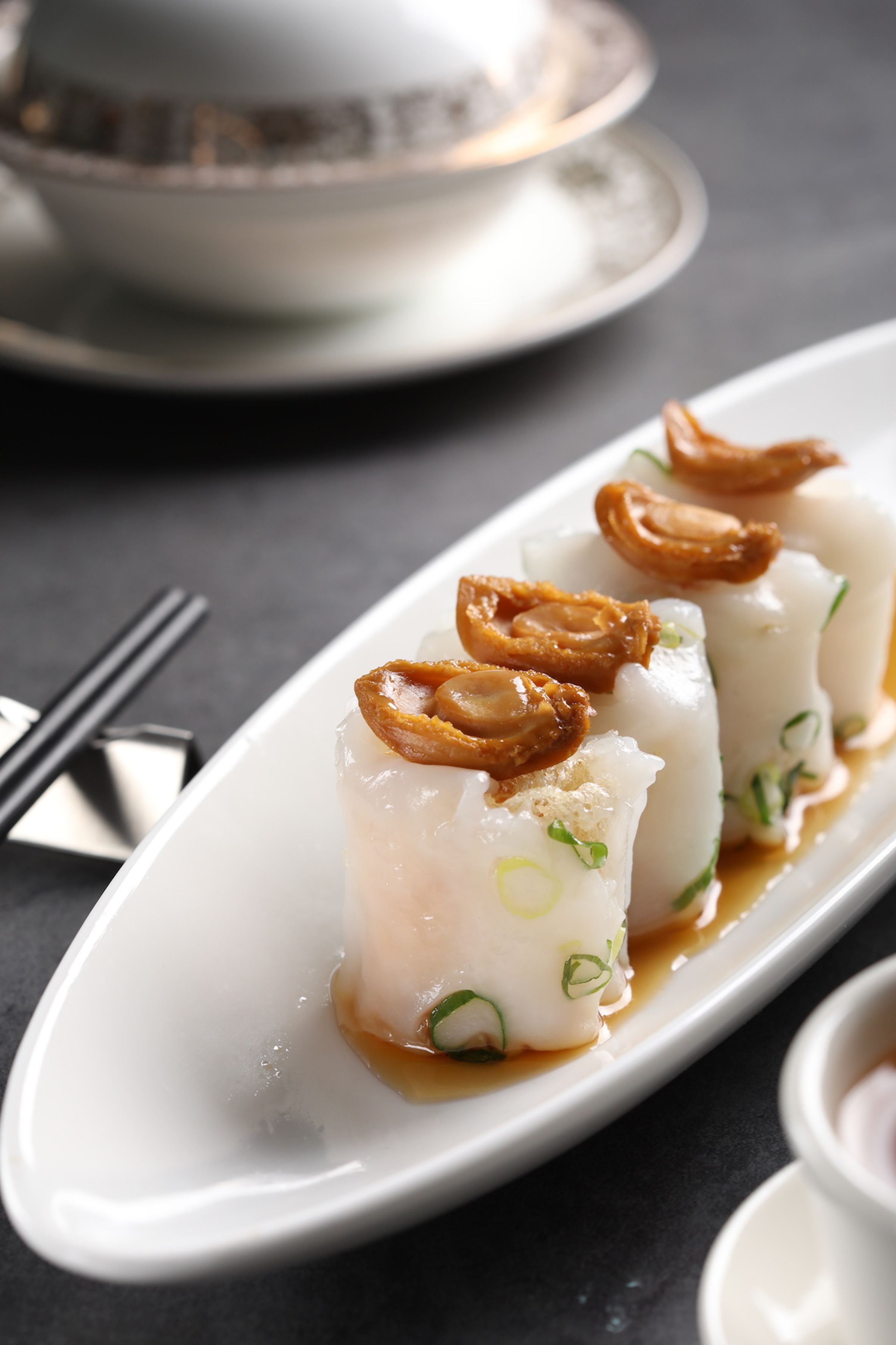 「鮑魚春風得意腸」內餡是蝦滑裹米網，口感玲瓏有致。（480元／份）