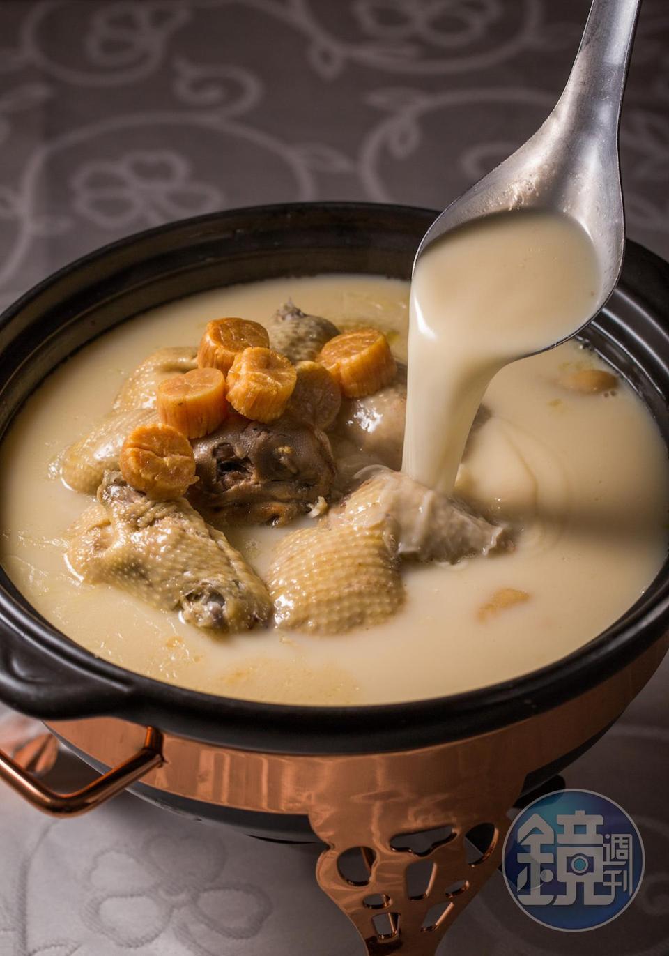 超級濃郁的「砂鍋土雞湯」堪稱玉喜的鎮店之寶，外帶復熱也不走味。（2,200元／大鍋）