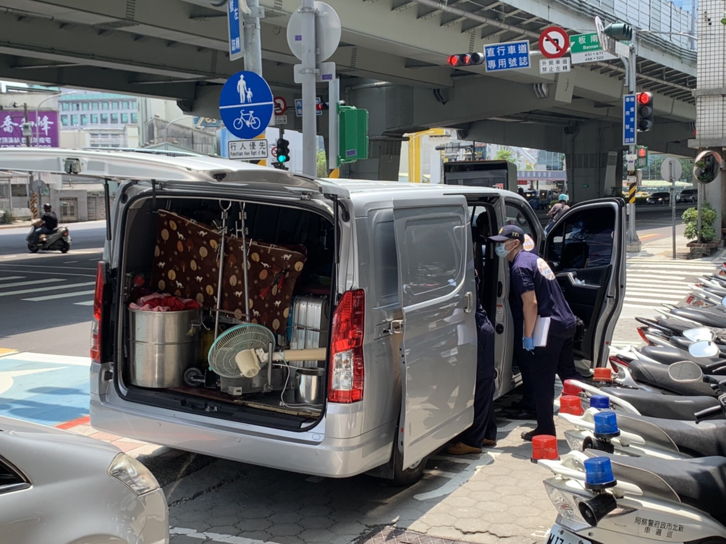 警方查扣洪姓神棍的海力士改裝車輛、算命改運羅盤等證物。（警方提供）