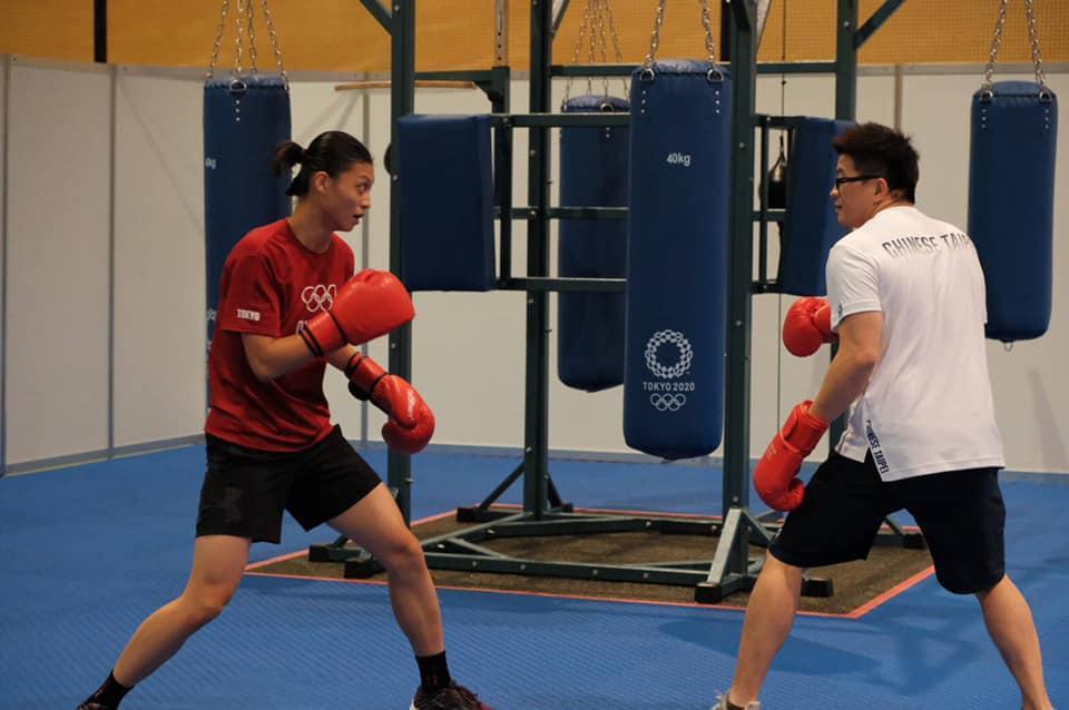 吳詩儀（左）不敵巴西選手，止步16強。（體育署提供）