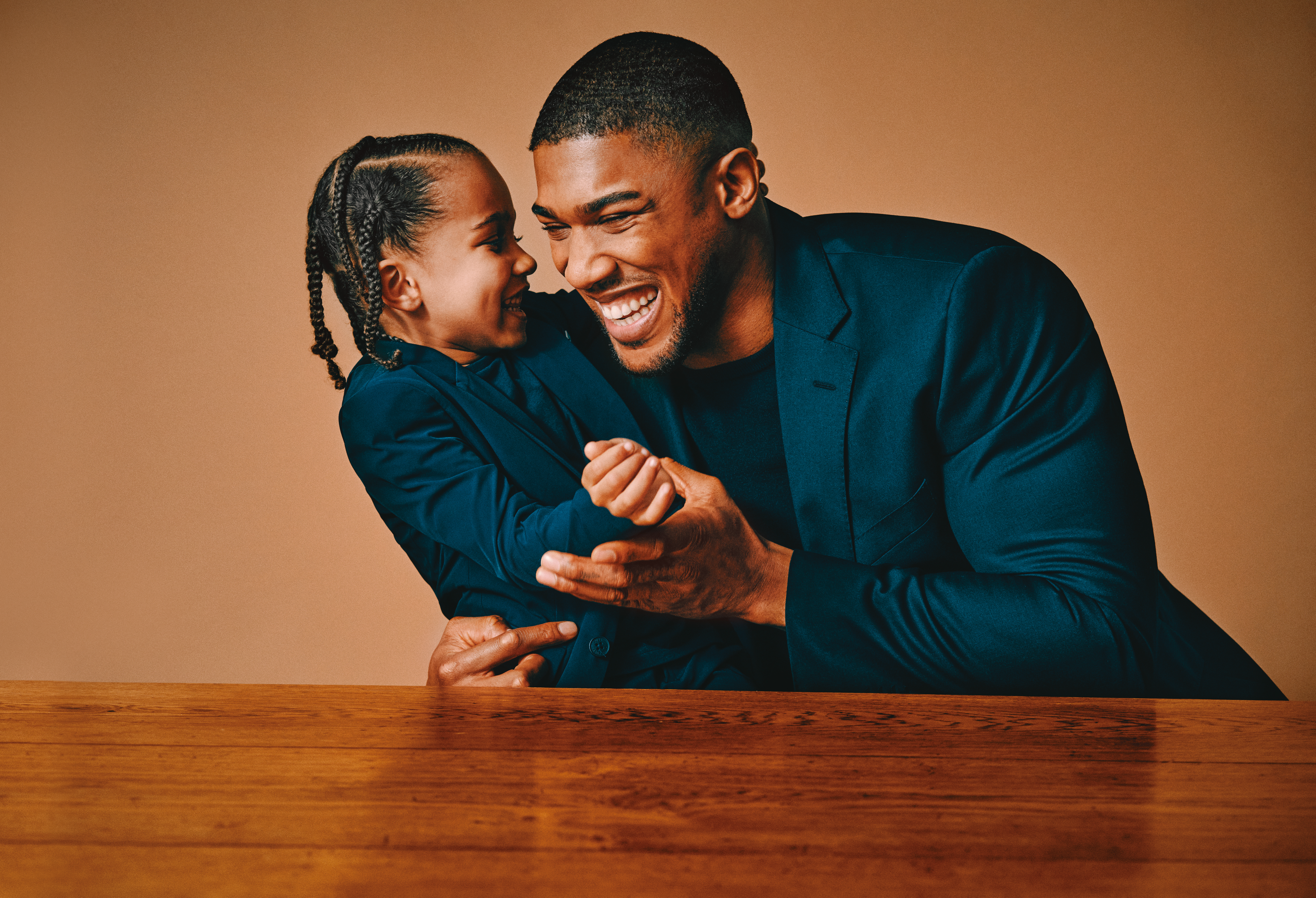 BOSS讓世界拳擊冠軍Anthony Joshua及兒子JJ穿上同款西裝，父子間的交流既可愛又溫馨。今年父親節不妨獻給爸爸一套西裝，親子同款，給拆禮物的爸爸驚喜。