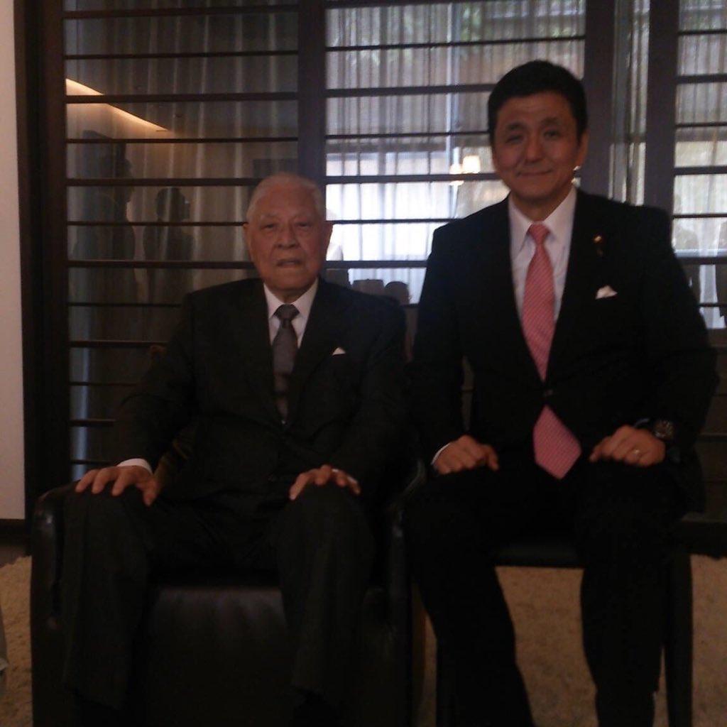 日本防衛大臣岸信夫(右)po出和李前總統的合照表示追憶。(翻攝自岸信夫推特)