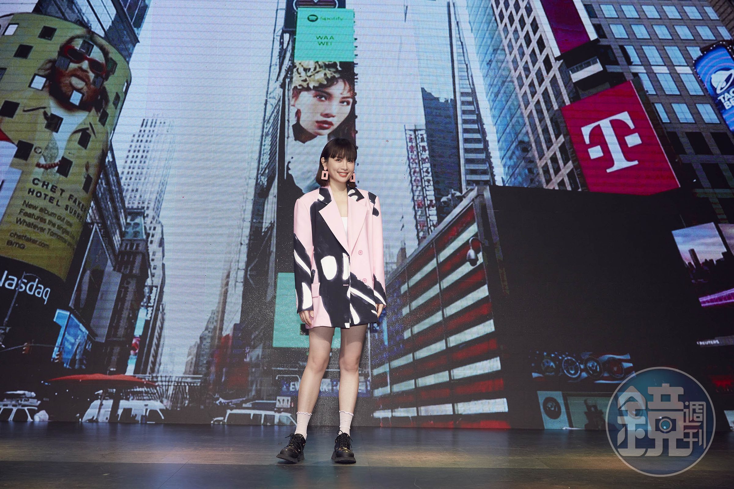 魏如萱日前擔任國際數位平台Spotify《EQUAL》封面人物，因而繼張惠妹後，也出現在紐約時代廣場20層樓高的巨幕上。（何樂音樂提供）