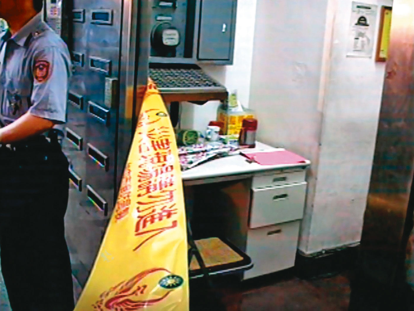 警方封鎖現場蒐證，發現大樓的監視器主機被人拔掉。（東森新聞提供）