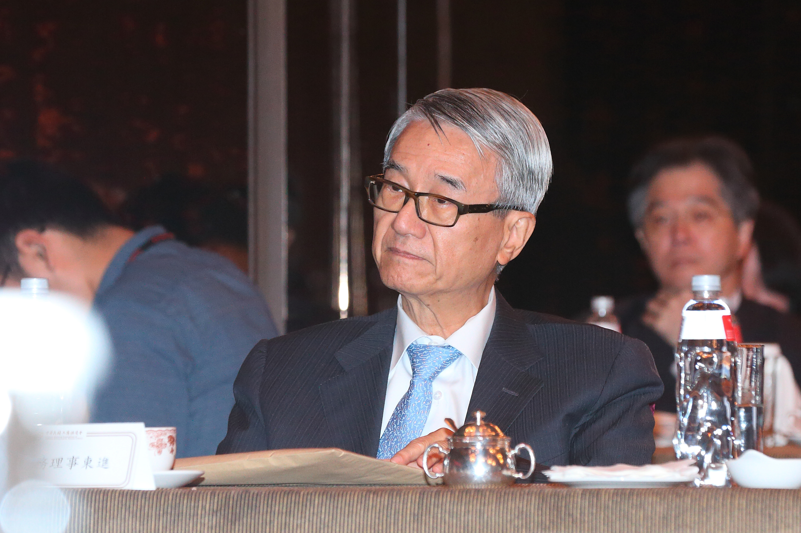 新光三越昨天股東會，新光金創辦人吳東進在股東會上提4大意見。