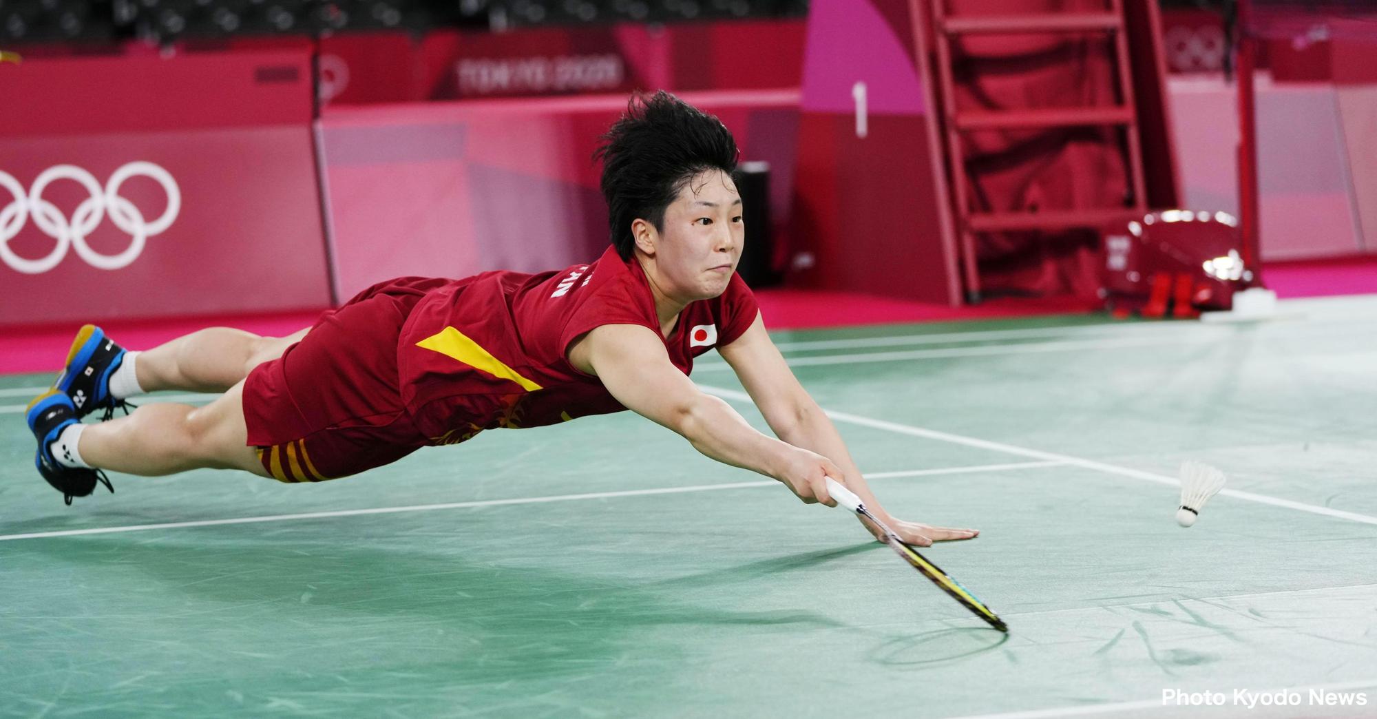 日本選手山口茜在羽球女單8強賽中敗給印度選手辛度。(翻攝自@Japan_Olympic推特)