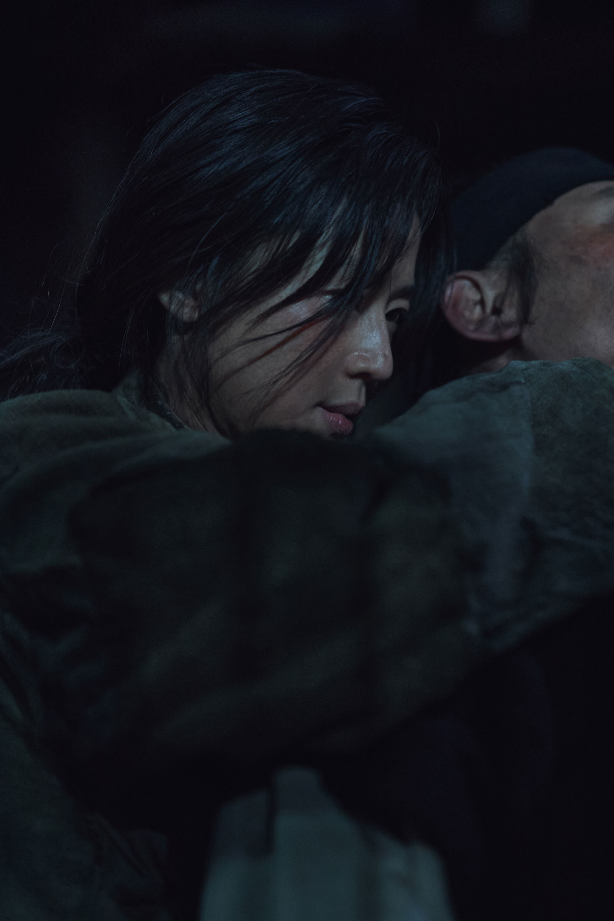 全智賢所飾演的雅信，有著沉重的悲傷與恨意。（Netflix提供）