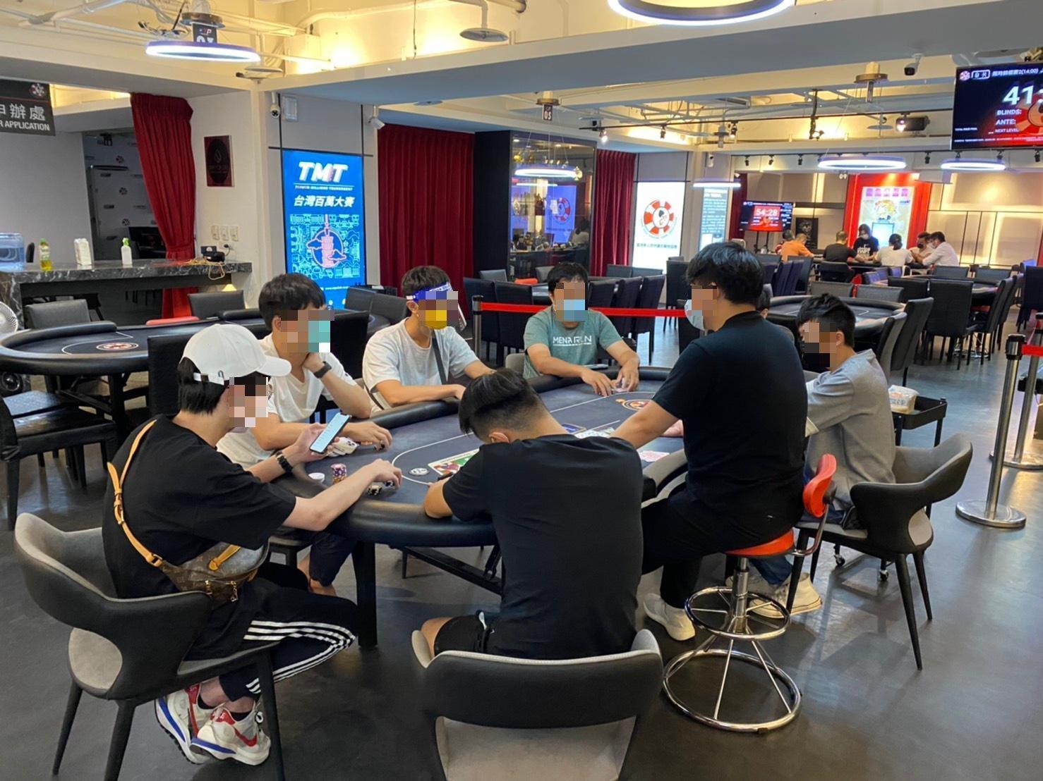 參與比賽的民眾之間未見隔板或梅花座。(讀者提供)