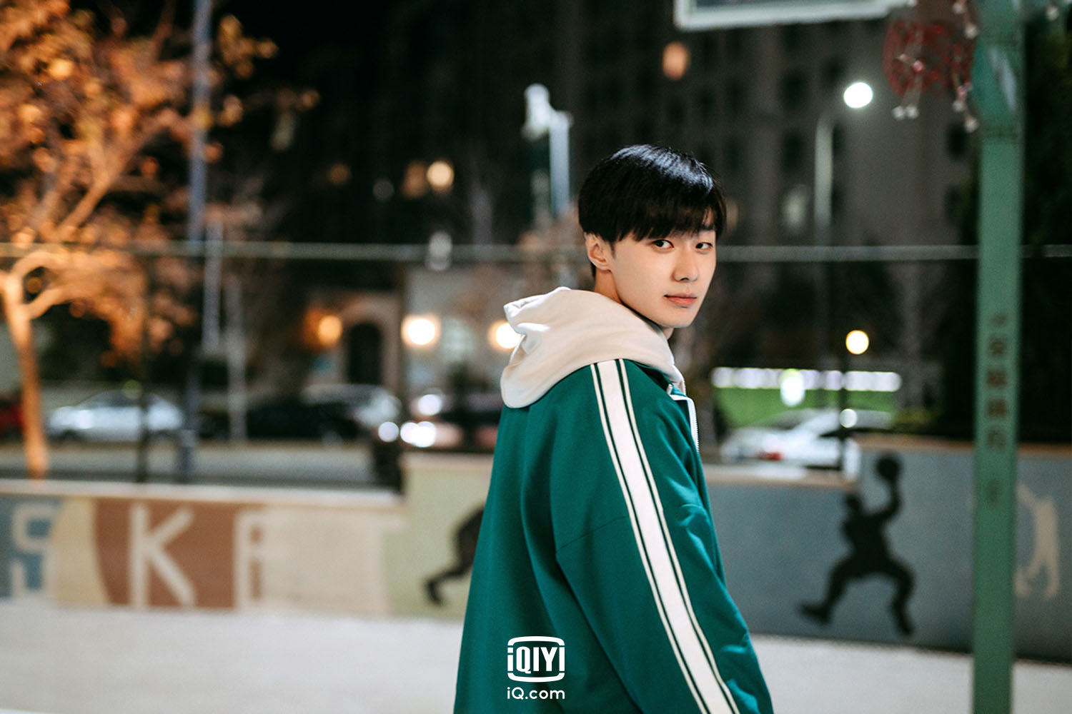 施柏宇主演陸劇《循環初戀》,因為一部手機讓他穿越時空,回到高中時期。(愛奇藝國際站提供)