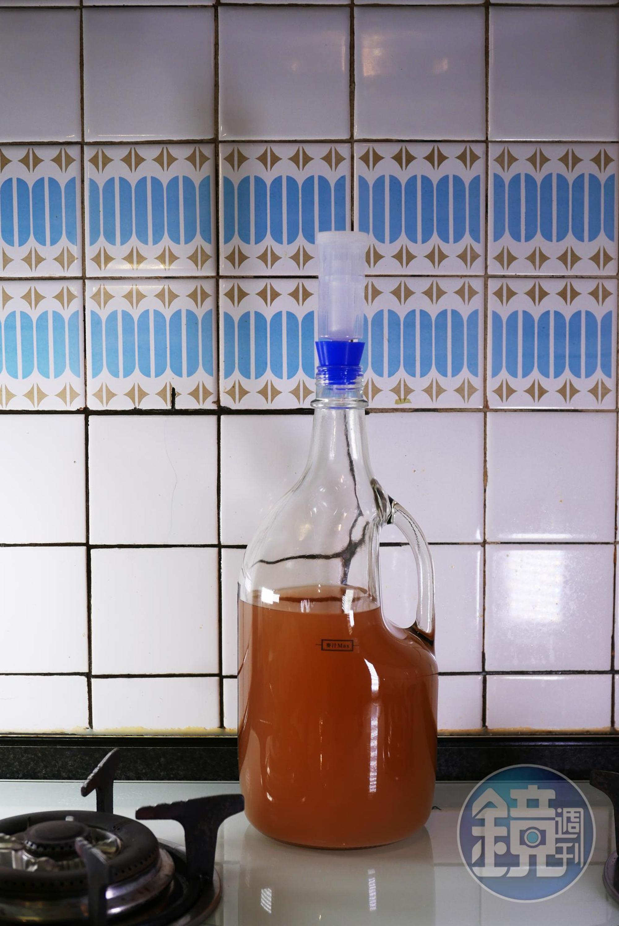 把麥汁裝進發酵瓶後，再倒入酵母菌，封瓶後均勻搖晃混合，就靜待酵母工作。