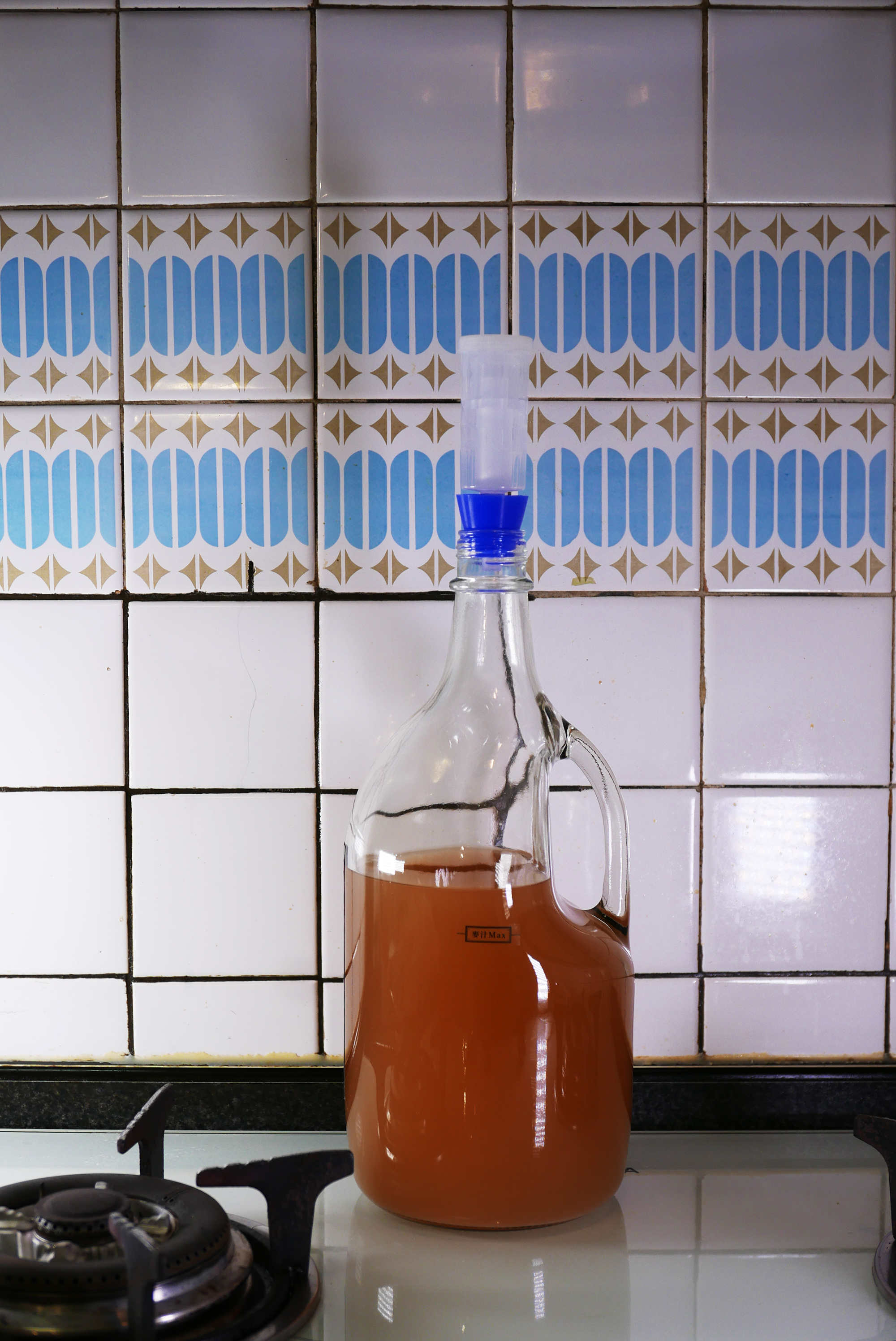 把麥汁裝進發酵瓶後,再倒入酵母菌,封瓶後均勻搖晃混合,就靜待酵母工作。