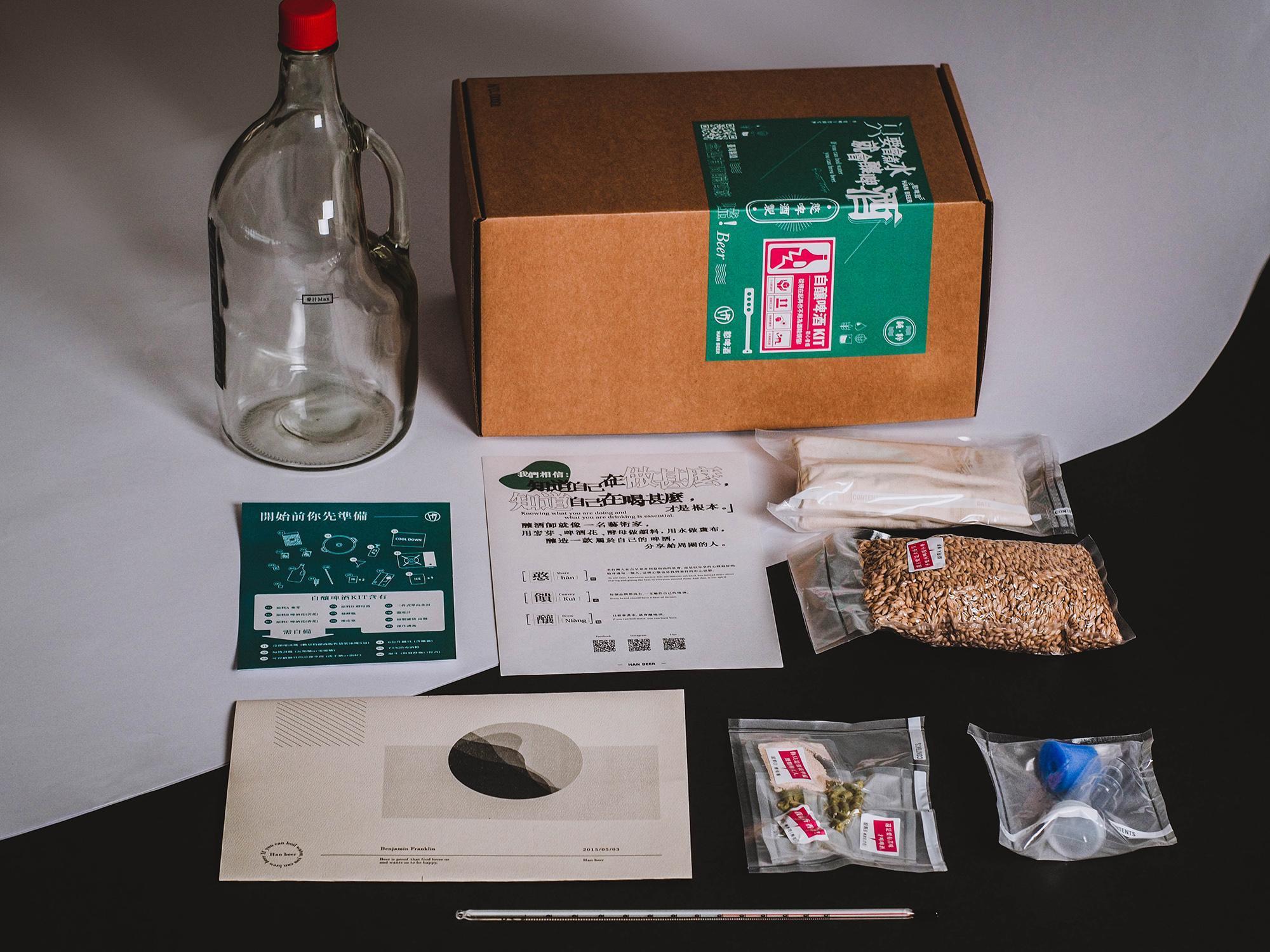 自釀啤酒套組內含麥芽、啤酒花、酵母以及釀啤酒的各種工具，讓初學者很容易就能上手，（憨啤酒提供）