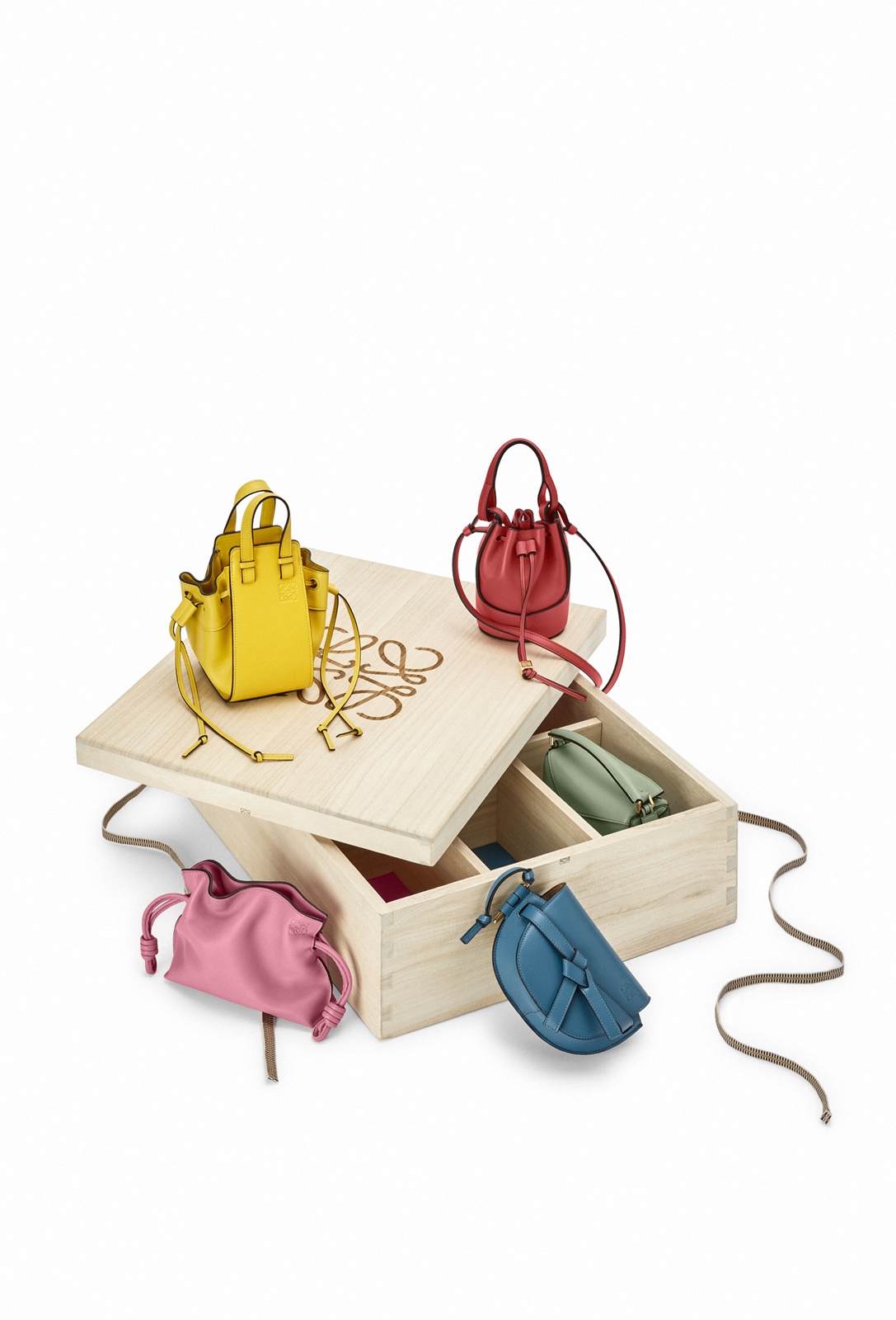 LOEWE經典包款珍藏級禮盒,NT$255,000。(LOEWE提供)