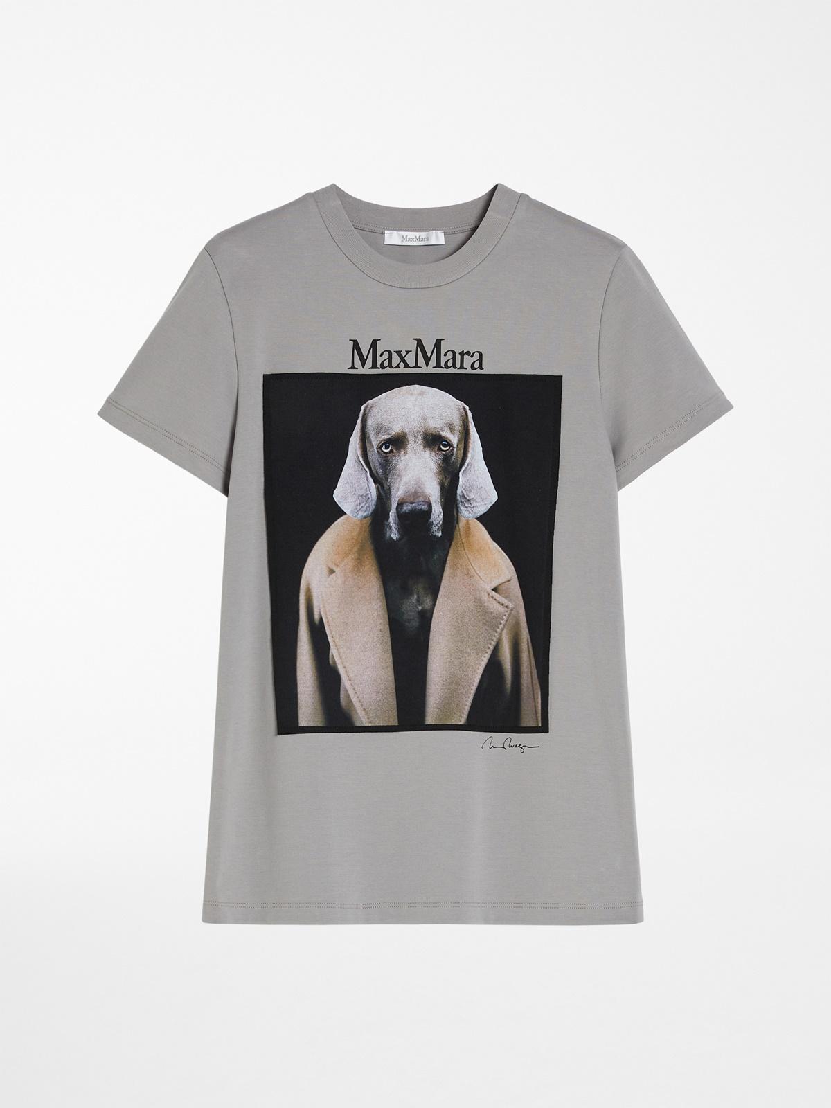 William Wegma拍攝的高貴優雅的威瑪獵犬穿著Max Mara 101801駝色大衣的攝影作品,NT$17,800。(MAX MARA提供)