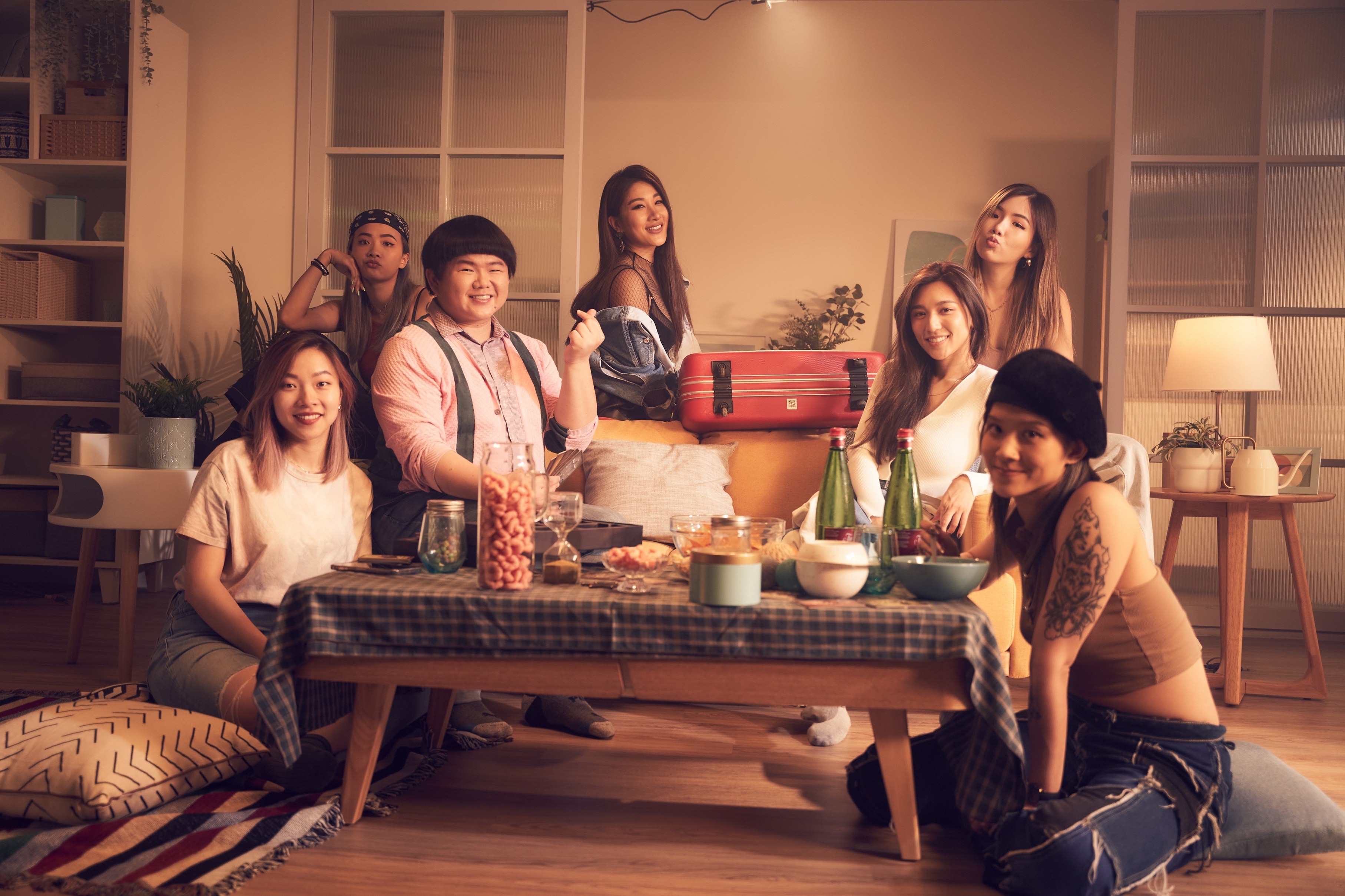 劉明湘主打歌〈沒有時間等你〉MV，請來好朋友林育羣助陣。（湘湘工作室提供）