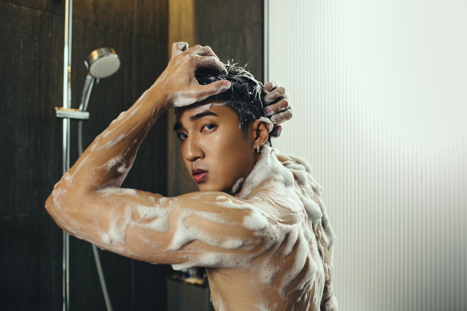 婁峻碩近期被沐浴乳廠商找上門，接下人生第一個沐浴乳產品合作。（clear淨男士沐浴乳提供）