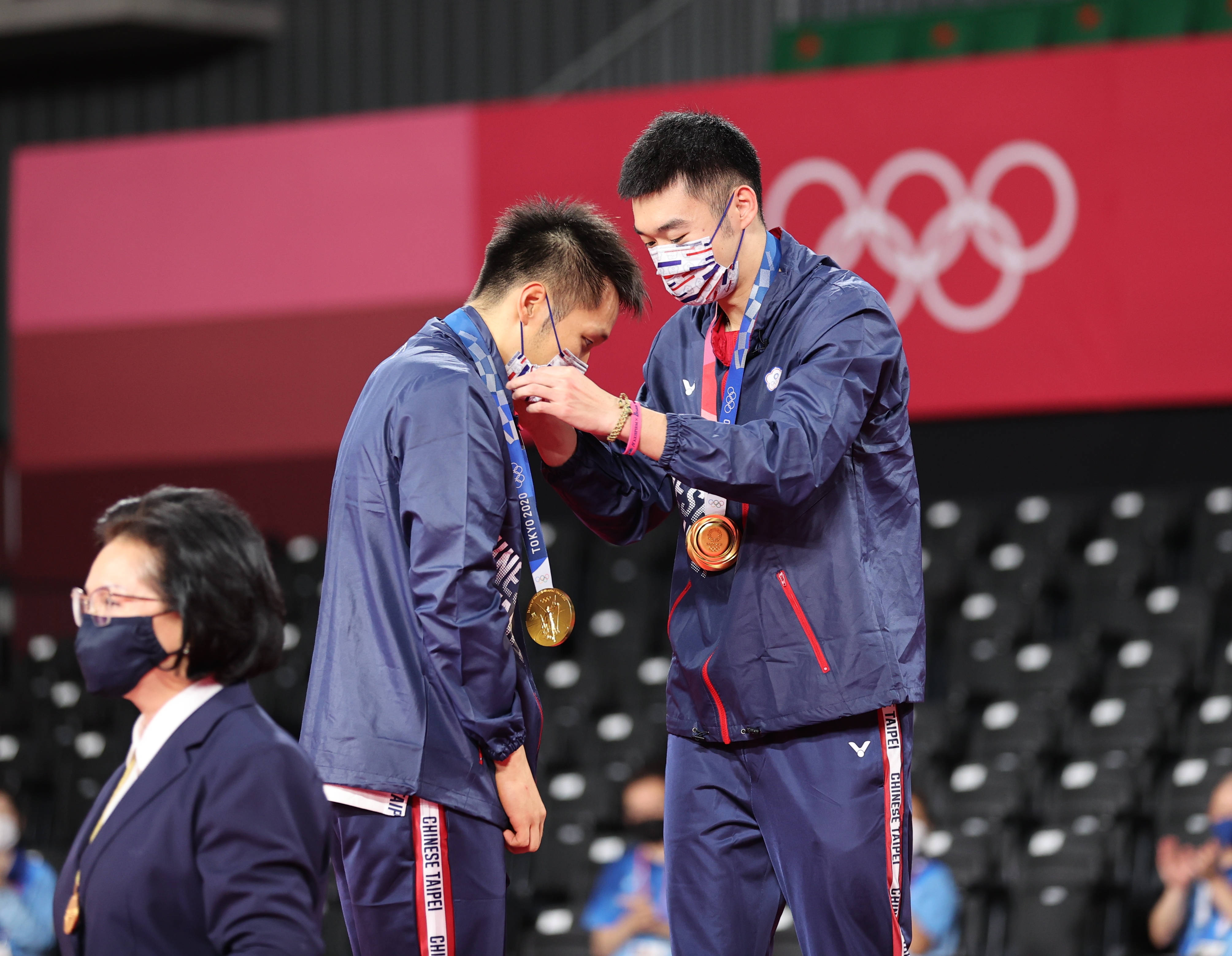 王齊麟與李洋在金牌戰中，以21以18、21比12直落二奪勝，為台灣奪下一面珍貴的金牌。（體育署提供）