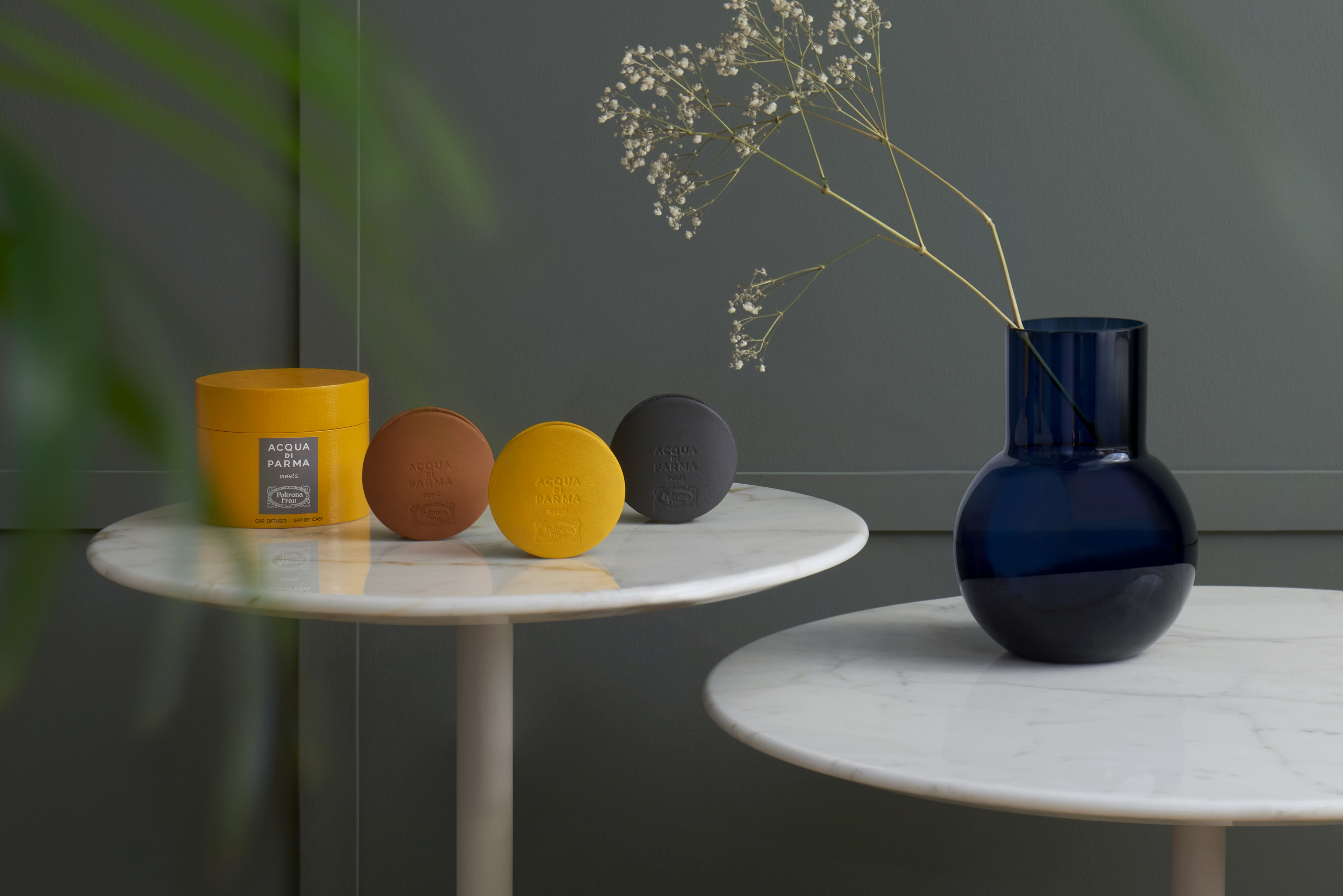ACQUA DI PARMA和義大利百年頂級傢俱品牌POLTRONA FRAU聯手打造精緻美學與極致感官體驗的旅程。黃、咖啡、深灰色車用擴香皮套各NT$4,350、九種車用擴香香氛膠囊各NT$1,650。（Tuala Hjarnø @gamfratesi提供）