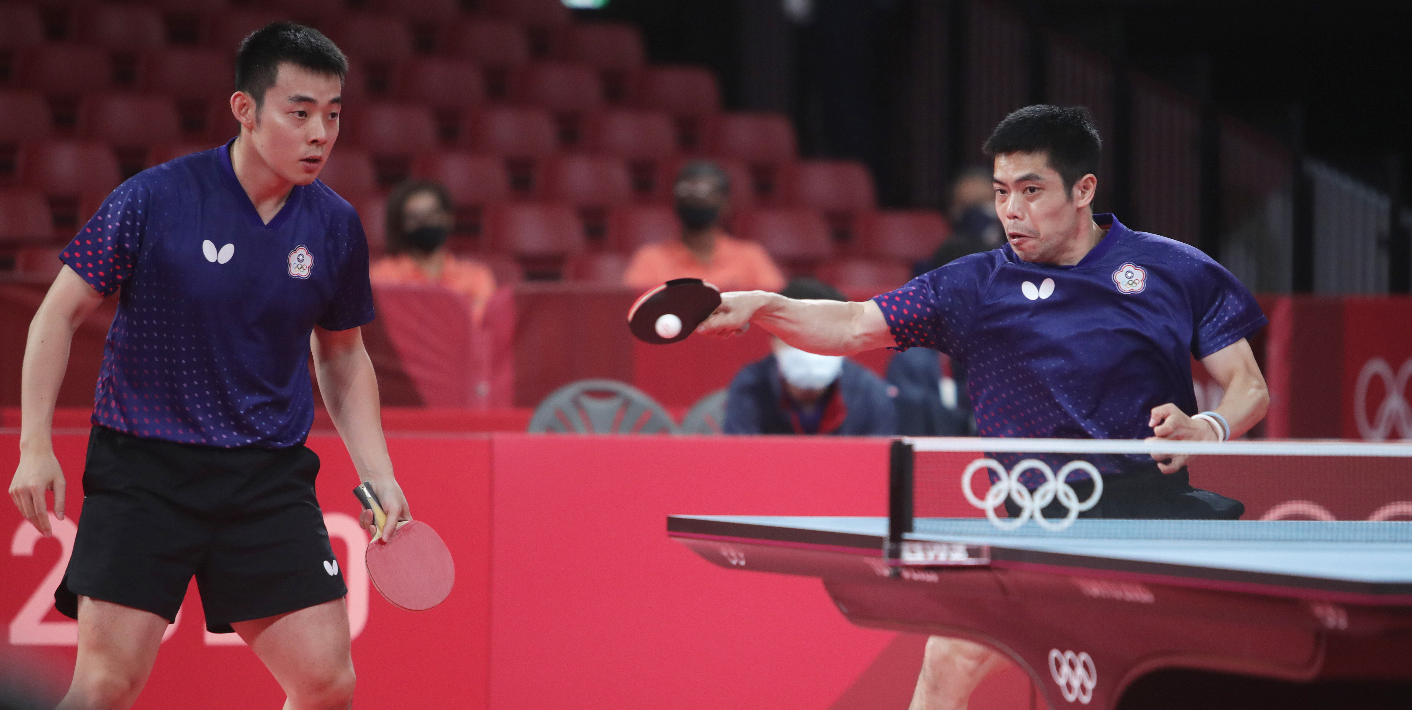 莊智淵(右)、林昀儒(左)加上陳建安出戰桌球男子團體16強賽,對上克羅埃西亞組合,(體育署提供)
