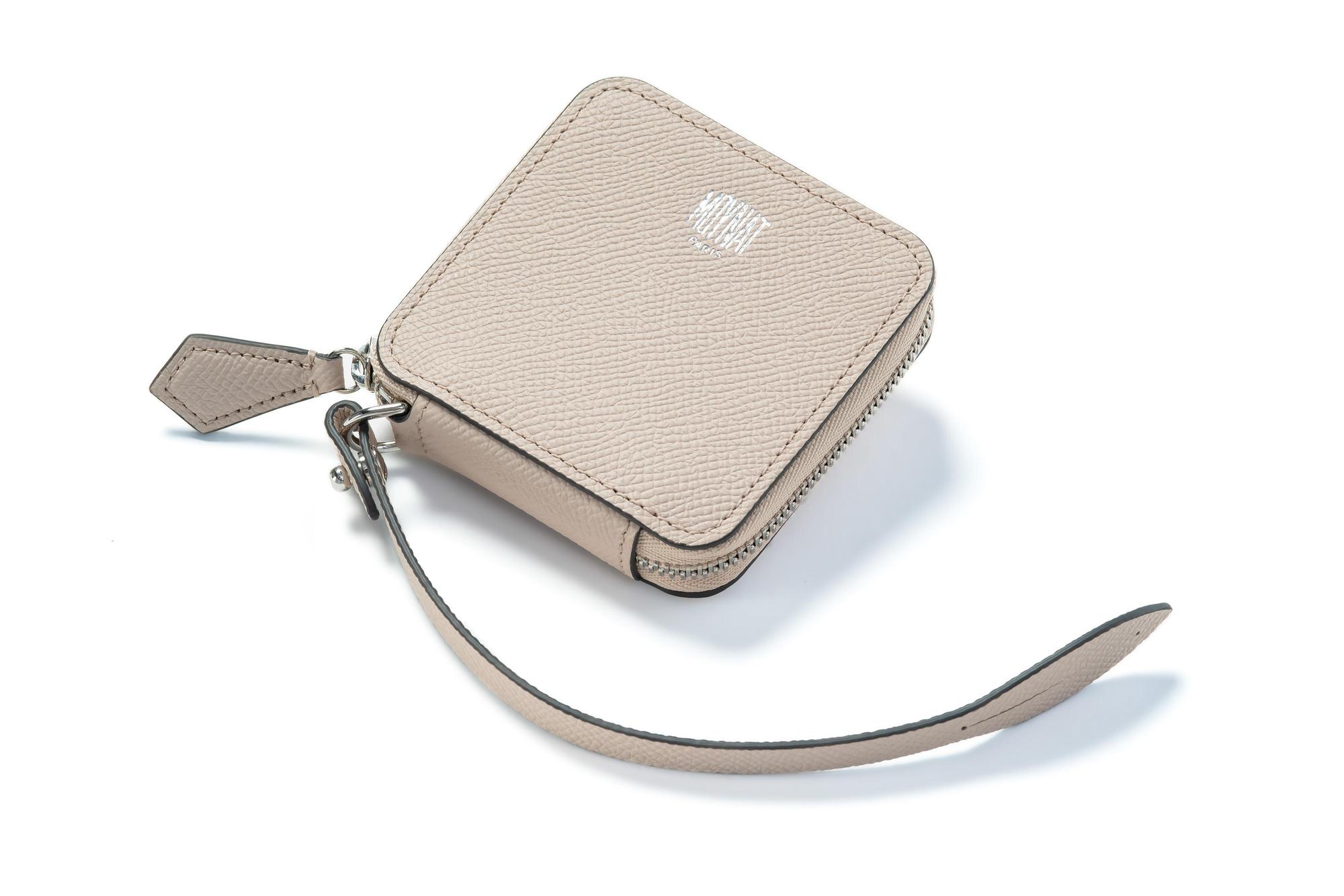 Zippy粉米色小包。NT13,100 (MOYNAT)