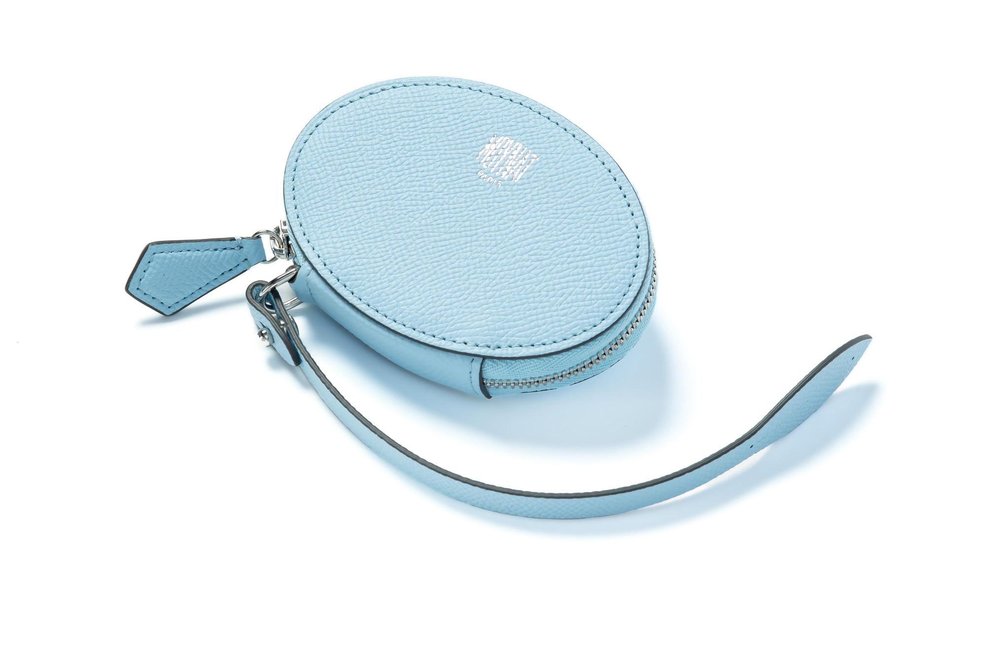 Zippy蔚藍色小包。NT13,100(MOYNAT)