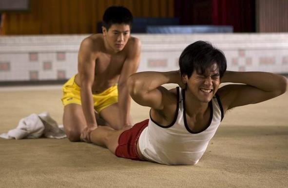 2011年的《翻滾吧！阿信》是彭于晏（右）的轉型翻身之作 。（翻攝自維基）