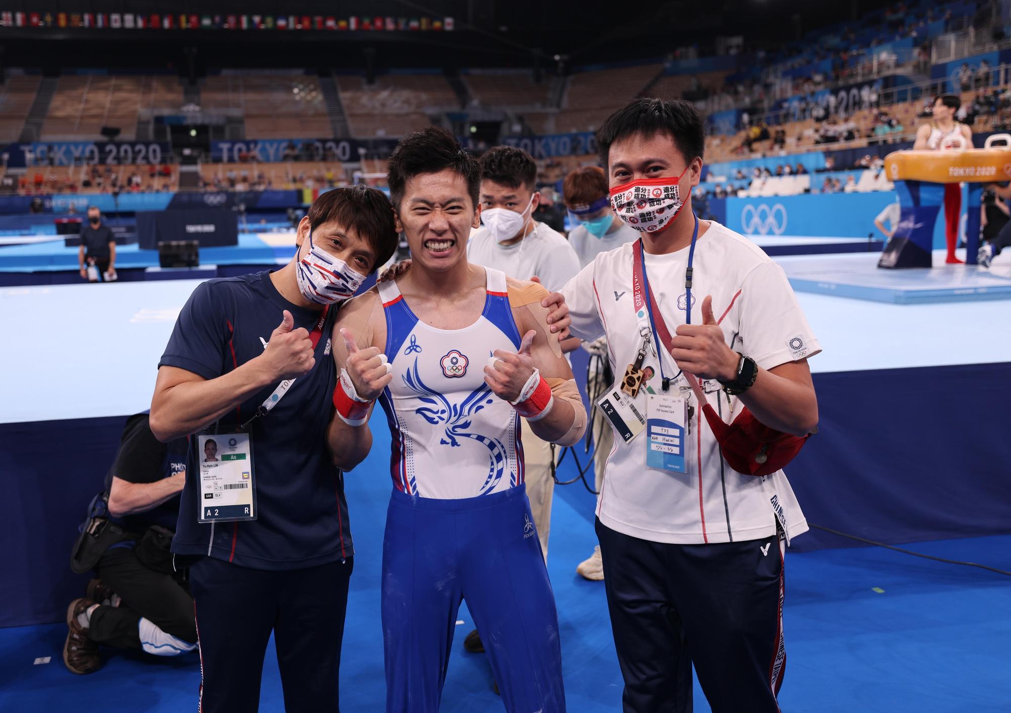 李智凱（中）賽後和教練林育信（左）合影，在奧運站上頒獎牌，是師徒多年來的夢想。（體育署提供）  