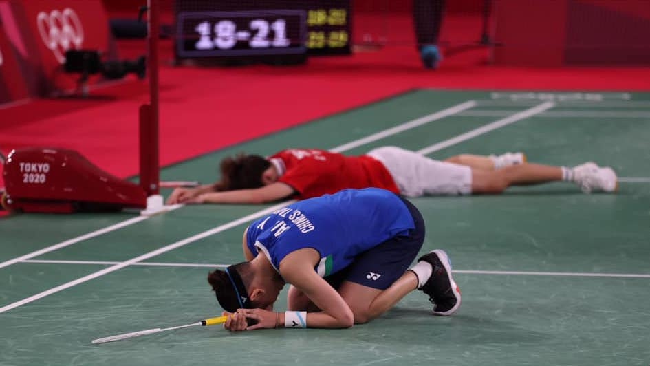 戴資穎昨落敗後跪在地上,令球迷看了相當不捨。(翻攝戴資穎臉書)