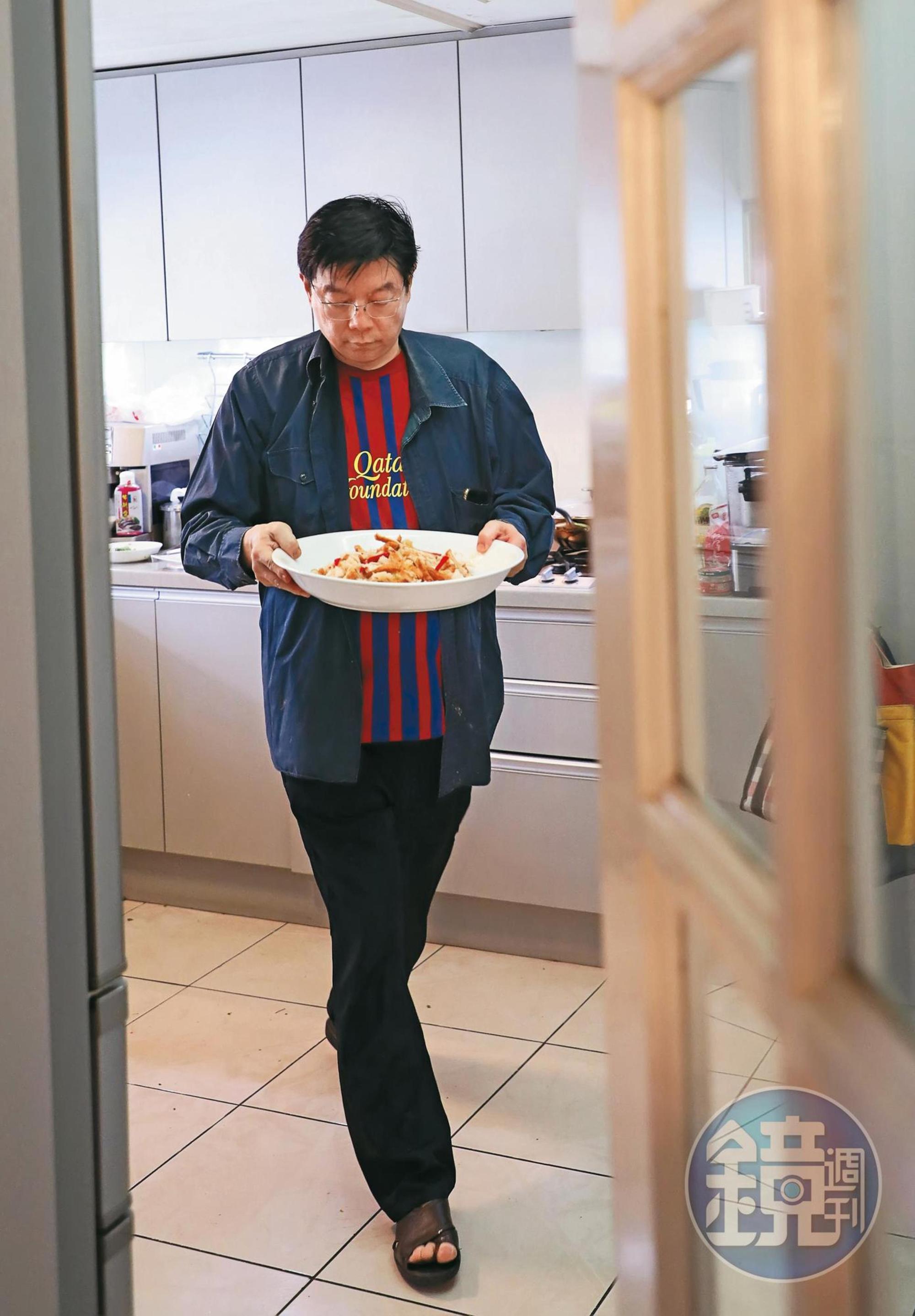 裴偉喜歡一邊做菜一邊跟客人聊天，所以菜單設計得有餘裕，幾道菜之間還能出來招呼客人。