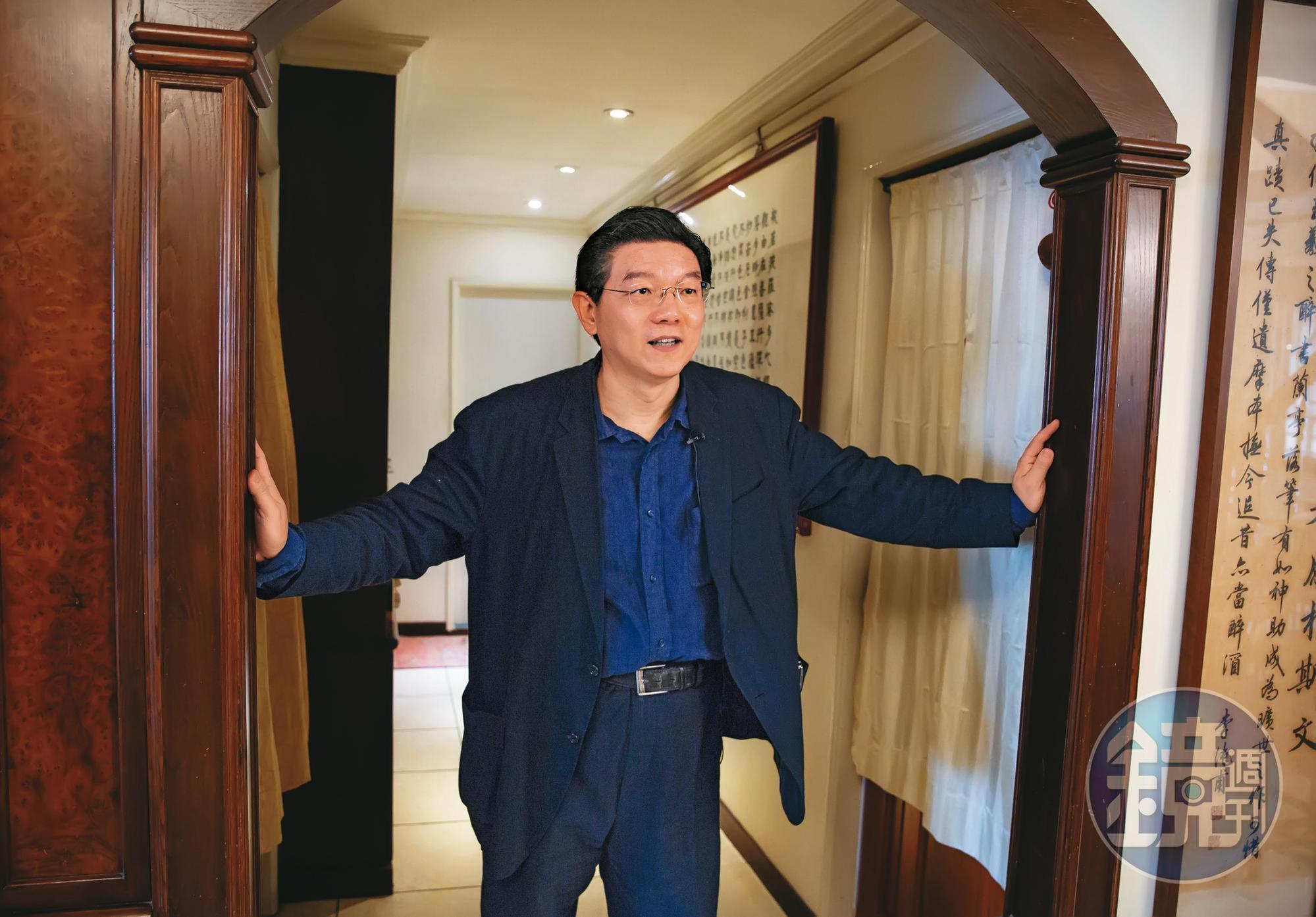 裴偉家的迴廊一邊是塞得滿滿的書櫃，一邊外頭掛著〈心經〉和〈蘭亭集序〉。