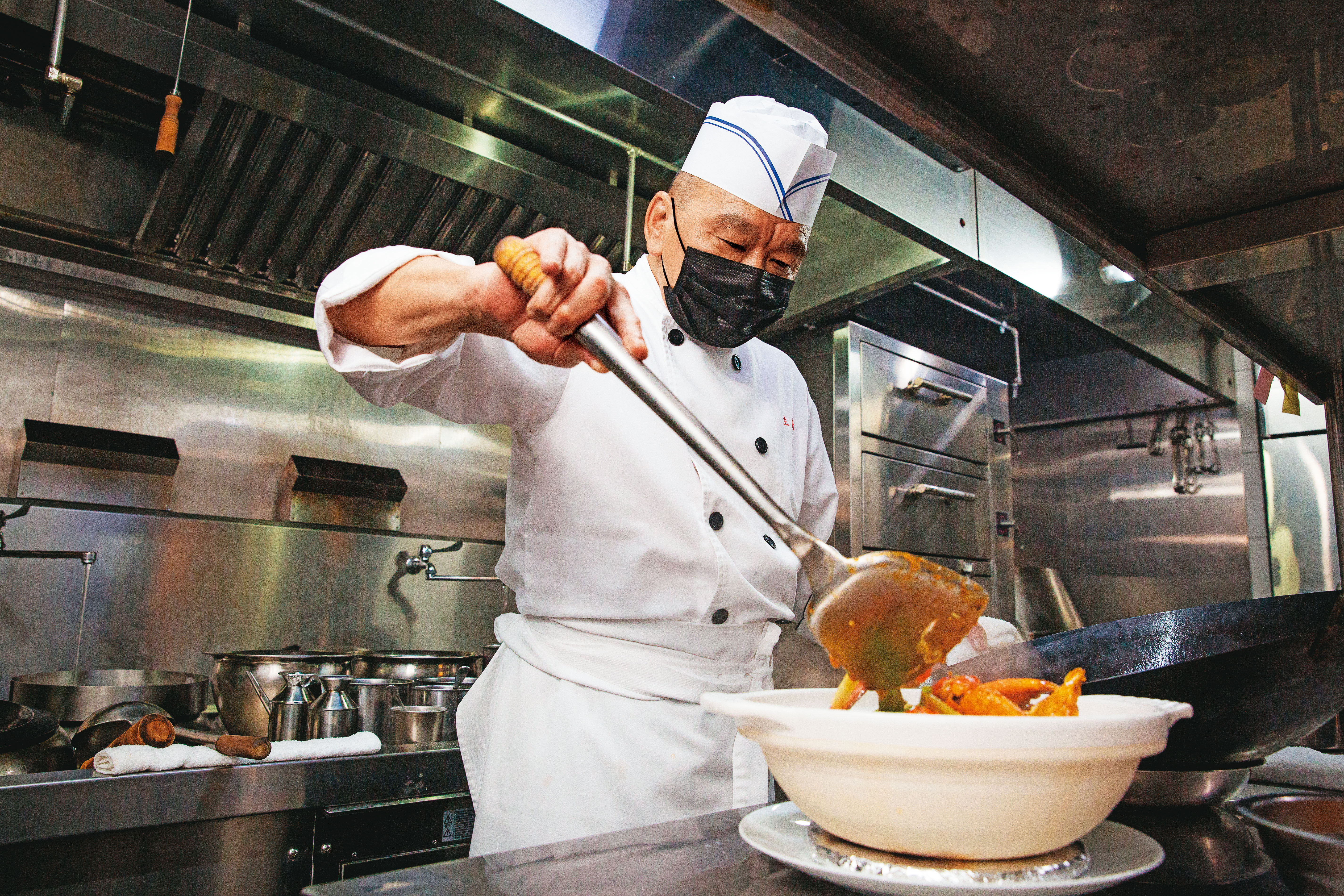 台灣頂級餐廳鍋氣告米其林於8月4日開庭，該餐廳主廚溫國輝具40年粵菜料理經驗，大火快炒不到5分鐘，薑蔥大沙公上桌。