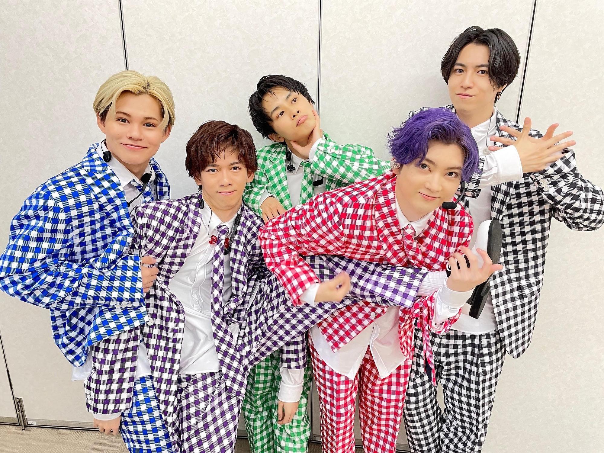 「超特急」3成員感染新冠肺炎,曾演出《如果30歲還是處男,似乎就能成為魔法師》TAKUYA(中)則是快篩陽性。(翻攝自超特急Twitter)