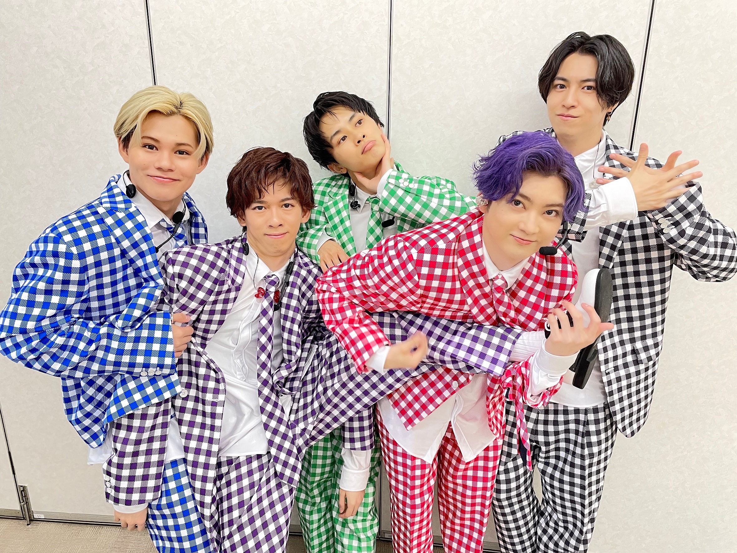 「超特急」3成員感染新冠肺炎，曾演出《如果30歲還是處男，似乎就能成為魔法師》TAKUYA（中）則是快篩陽性。（翻攝自超特急Twitter）