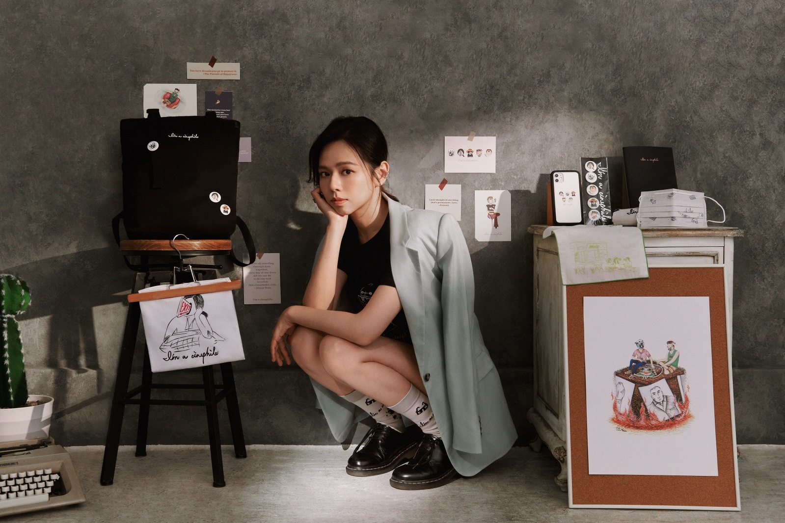 夏于喬（中）受邀擔任「看電影給約嗎」商品設計，以插畫形式表現影痴的多種樣貌。（台北電影節提供）