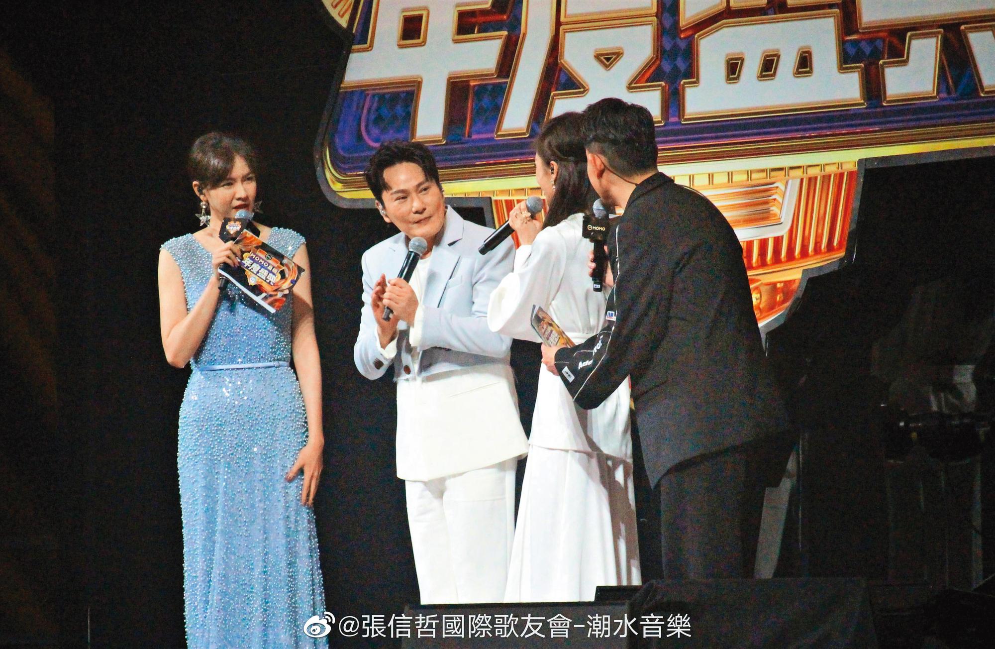 大陸陌陌直播平台今年６月中，曾找來張信哲（左二）擔任活動來賓。（翻攝自張信哲國際歌友會）