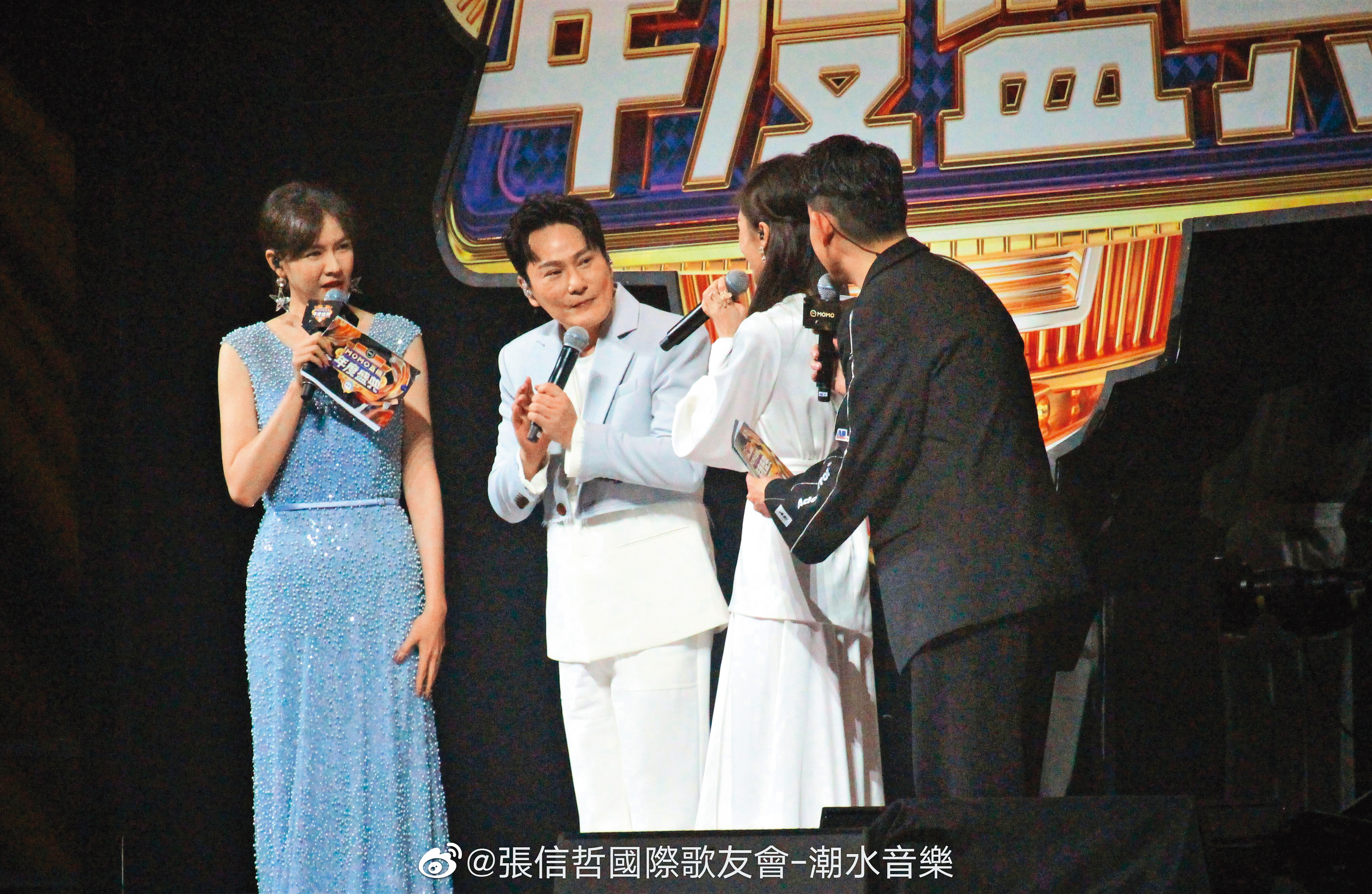 大陸陌陌直播平台今年６月中，曾找來張信哲（左二）擔任活動來賓。（翻攝自張信哲國際歌友會）