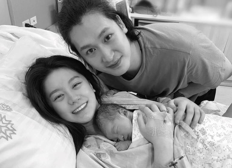 小蠻歷經38小時的待產過程,終於生下愛子「至尊寶」。(圖/翻攝自小蠻臉書)